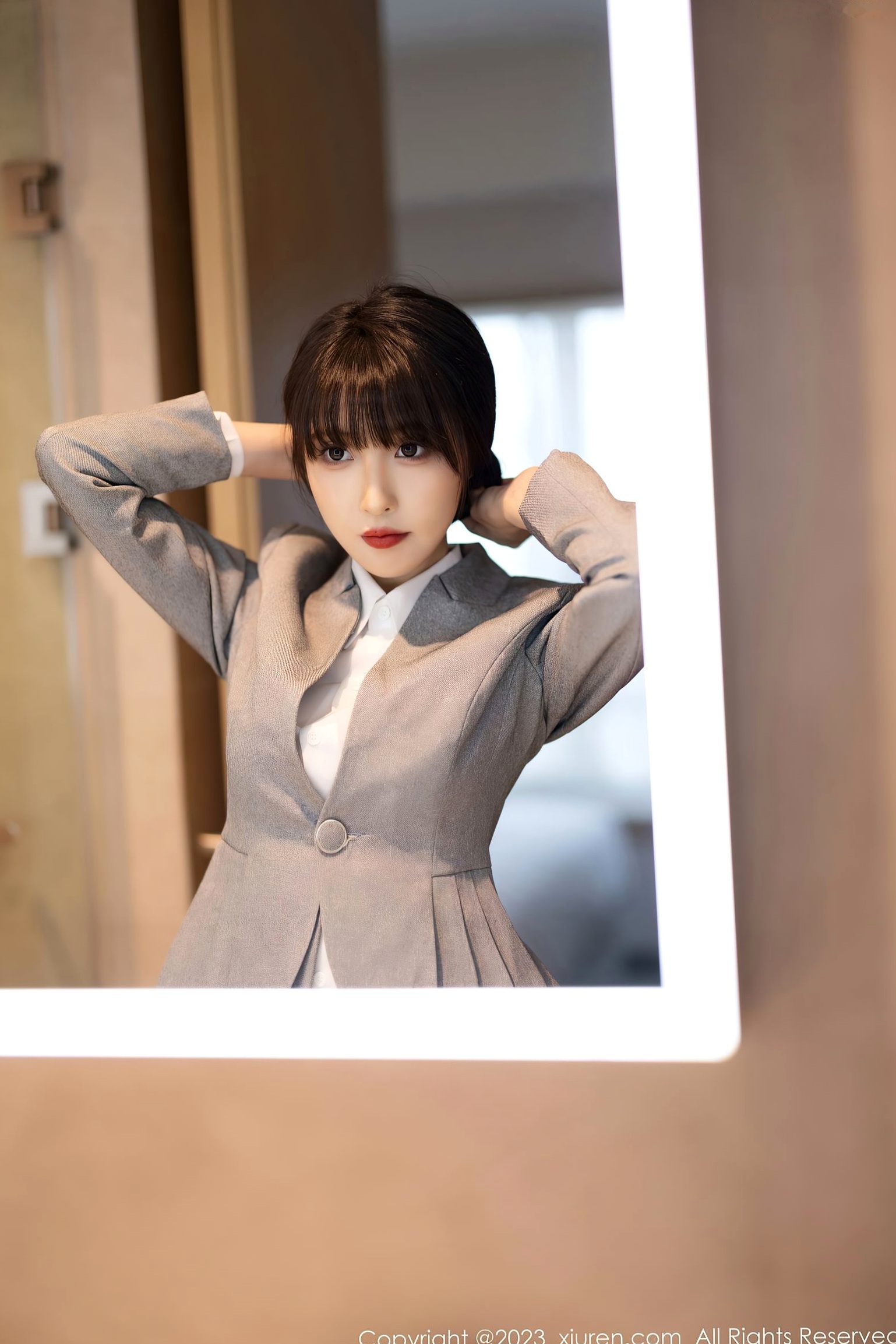 Gallery - 秀人网 - XiuRen 林星阑：灰色职场OL套装与淡蓝紧身短裙，丝袜美腿私房写真，演绎优雅都市女神秀人网 - XiuRen 气质丝袜美腿私房照 林星阑女神私房照_秀色女神 - image 6