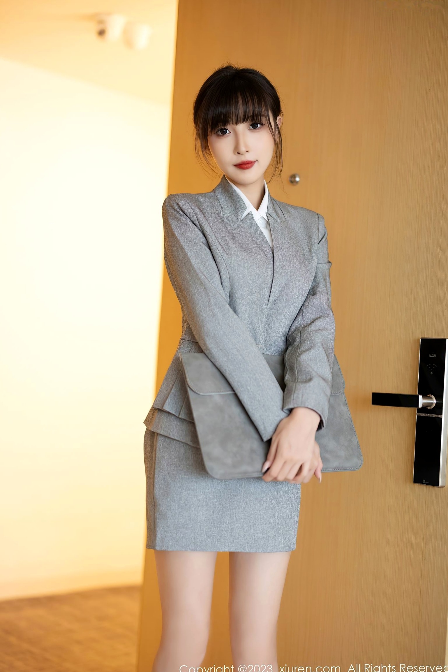 Gallery - 秀人网 - XiuRen 林星阑：灰色职场OL套装与淡蓝紧身短裙，丝袜美腿私房写真，演绎优雅都市女神秀人网 - XiuRen 气质丝袜美腿私房照 林星阑女神私房照_秀色女神 - image 15
