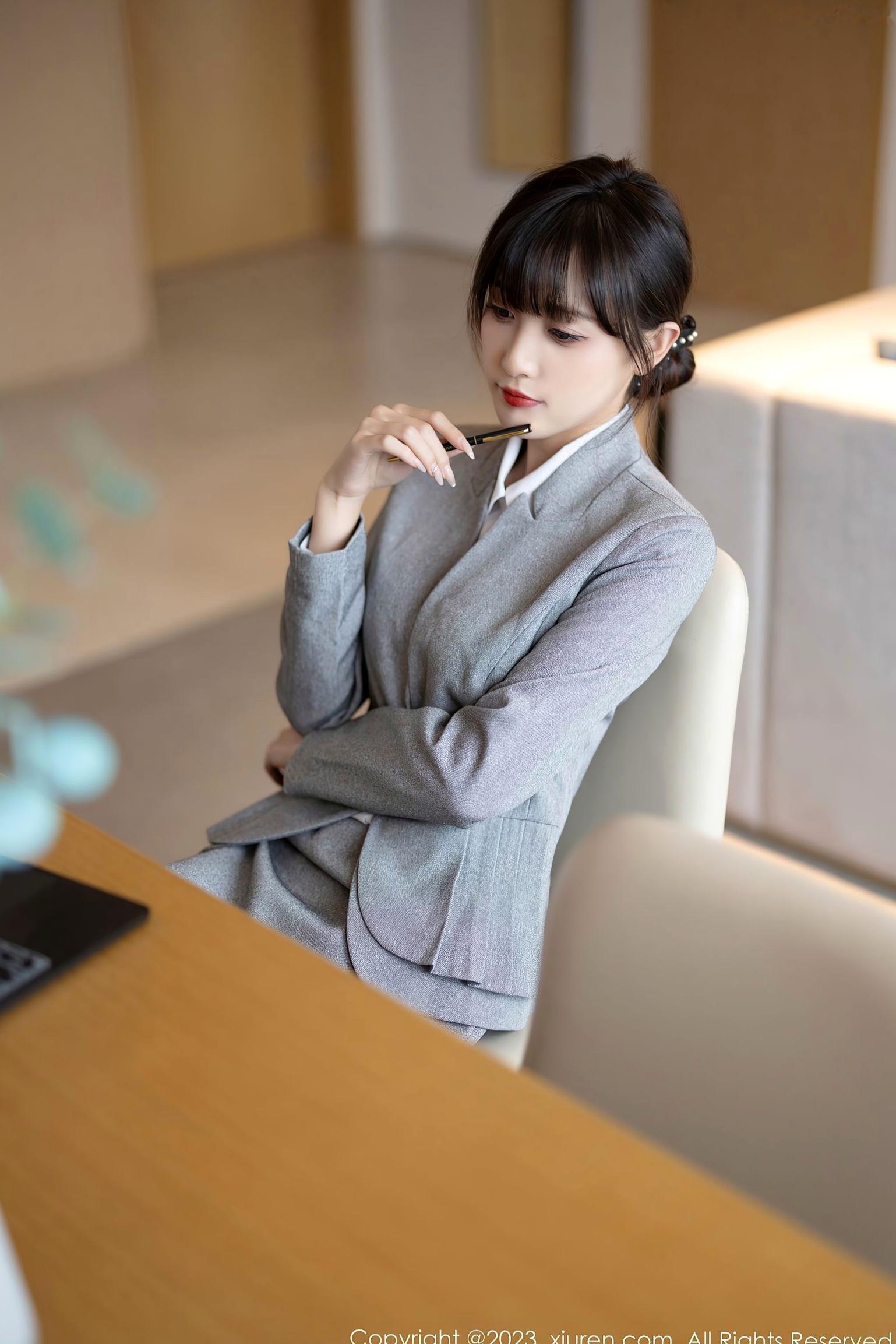 Gallery - 秀人网 - XiuRen 林星阑：灰色职场OL套装与淡蓝紧身短裙，丝袜美腿私房写真，演绎优雅都市女神秀人网 - XiuRen 气质丝袜美腿私房照 林星阑女神私房照_秀色女神 - image 19