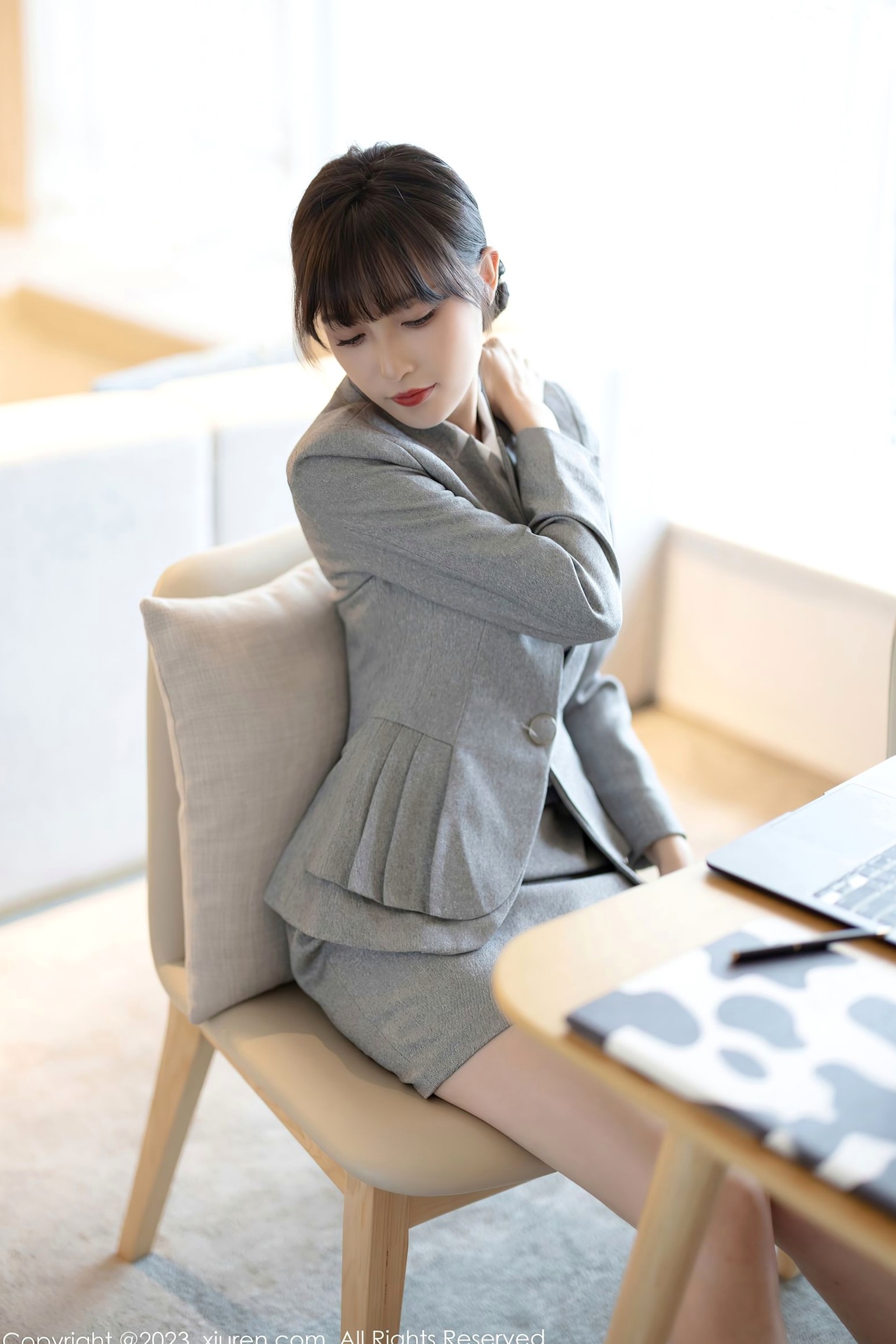 Gallery - 秀人网 - XiuRen 林星阑：灰色职场OL套装与淡蓝紧身短裙，丝袜美腿私房写真，演绎优雅都市女神秀人网 - XiuRen 气质丝袜美腿私房照 林星阑女神私房照_秀色女神 - image 21