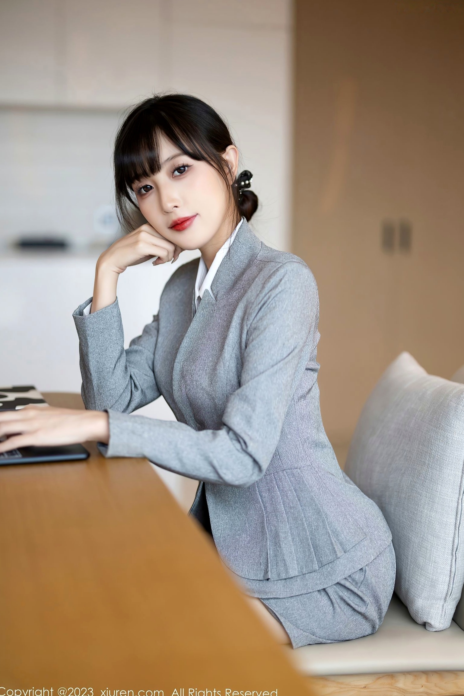 Gallery - 秀人网 - XiuRen 林星阑：灰色职场OL套装与淡蓝紧身短裙，丝袜美腿私房写真，演绎优雅都市女神秀人网 - XiuRen 气质丝袜美腿私房照 林星阑女神私房照_秀色女神 - image 24