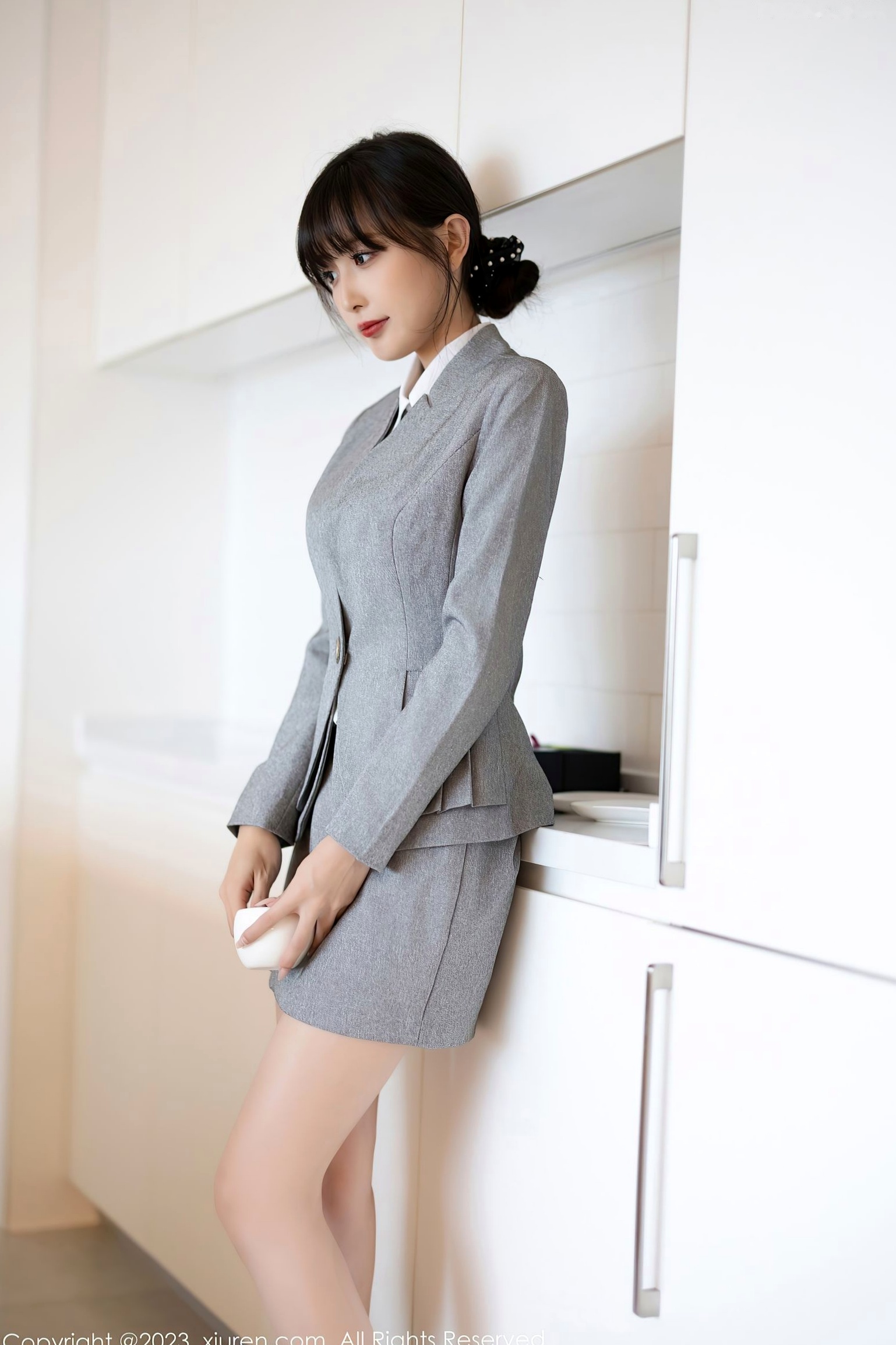 Gallery - 秀人网 - XiuRen 林星阑：灰色职场OL套装与淡蓝紧身短裙，丝袜美腿私房写真，演绎优雅都市女神秀人网 - XiuRen 气质丝袜美腿私房照 林星阑女神私房照_秀色女神 - image 28