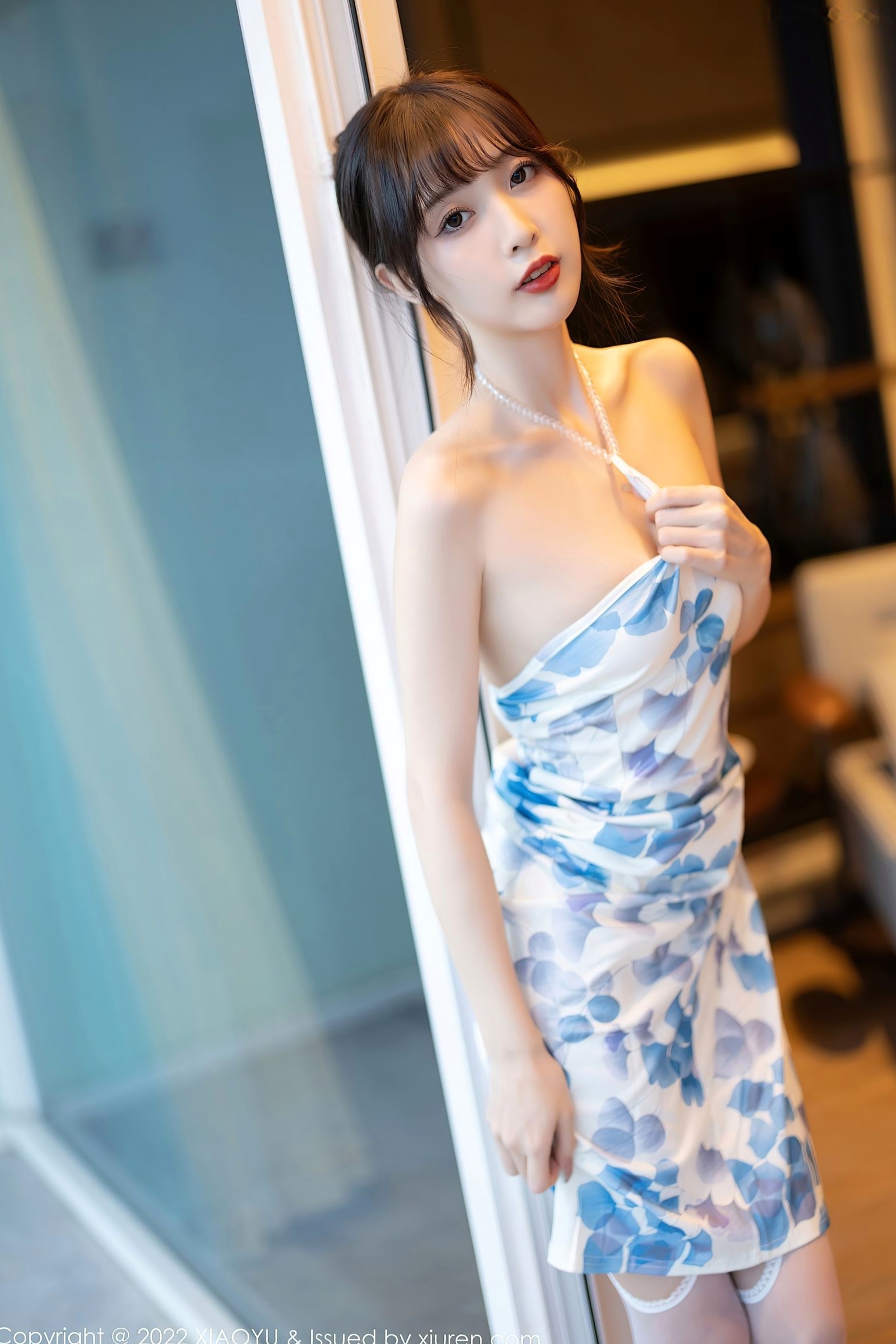 Gallery - XiaoYu语画界 - Painting World -林星阑：清新露肩蓝印花连衣裙，白丝袜美腿私房照，优雅气质女神唯美写实写真语画界 - Painting World 私房照丝袜美腿清新 林星阑女神私房照_秀色女神 - image 33