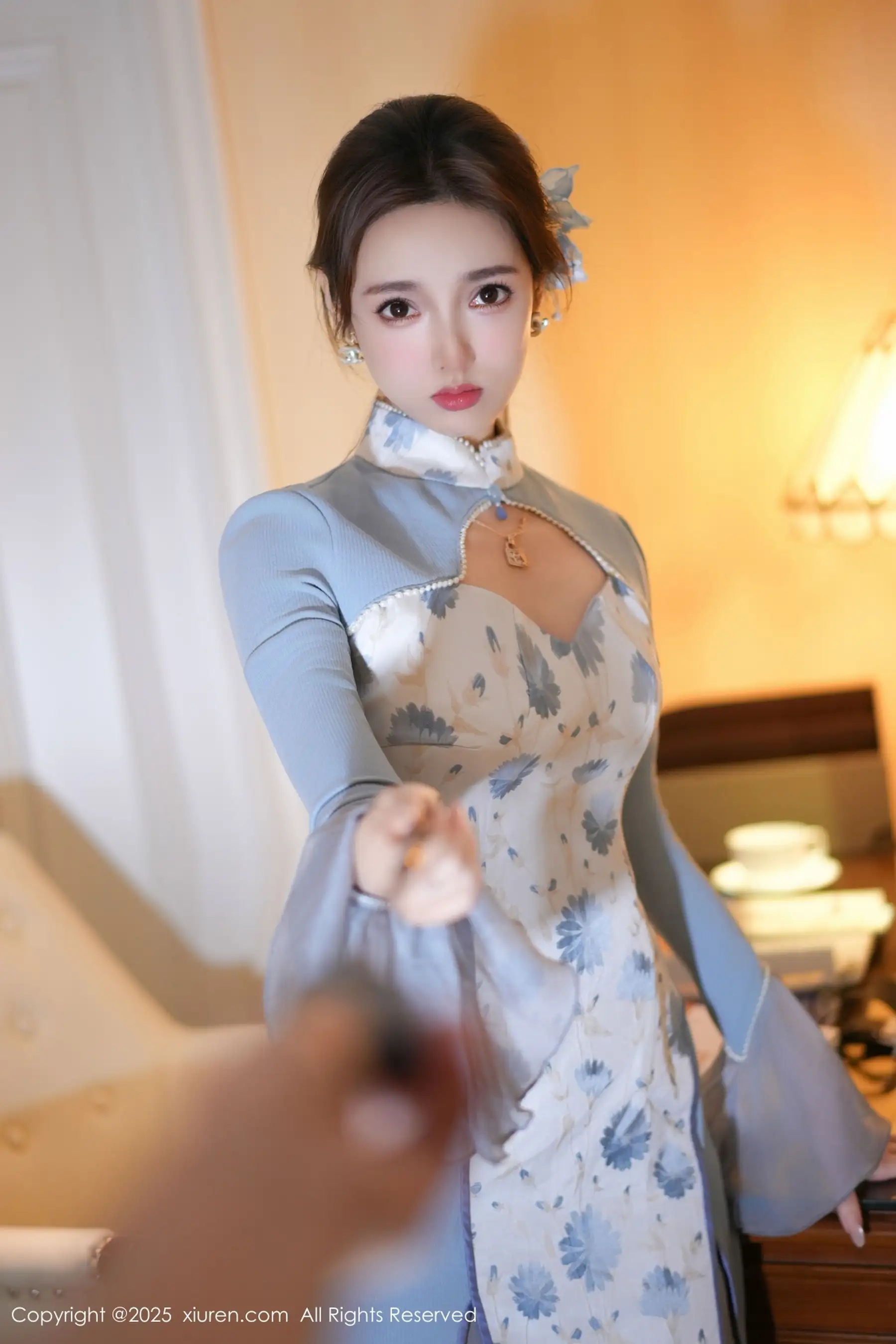 [XiuRen]高清写真图 2025.11.26 No.11033 Twins-桃桃 闪亮白丝