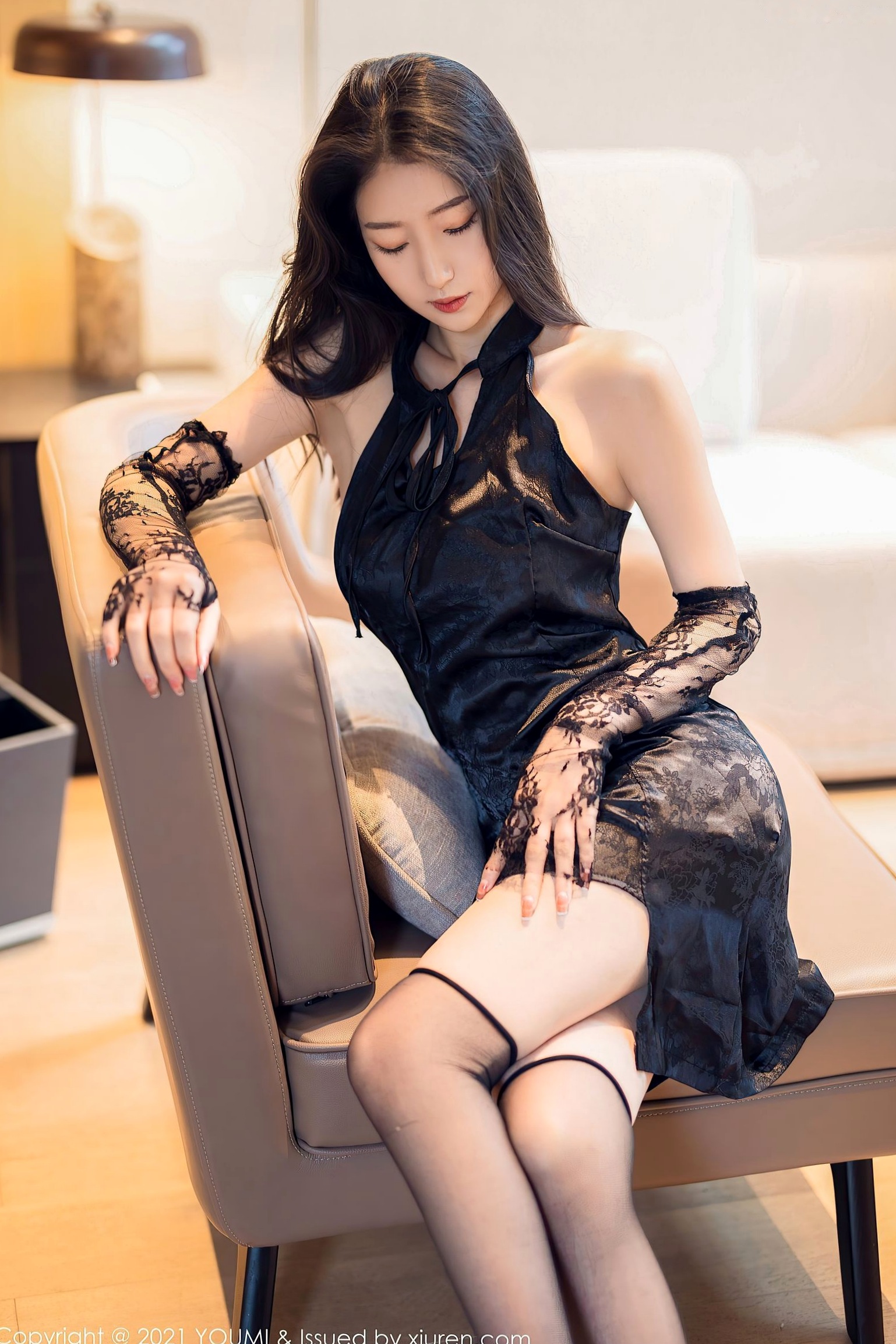 Gallery - 尤蜜荟 - Chiness Model 熊小诺成都旅拍黑色蕾丝旗袍诱惑，演绎高冷御姐范与极致丝袜美腿大尺度写真尤蜜荟 - Chiness Model 性感旗袍黑丝诱惑 哎小诺女神私房照_秀色女神 - image 8