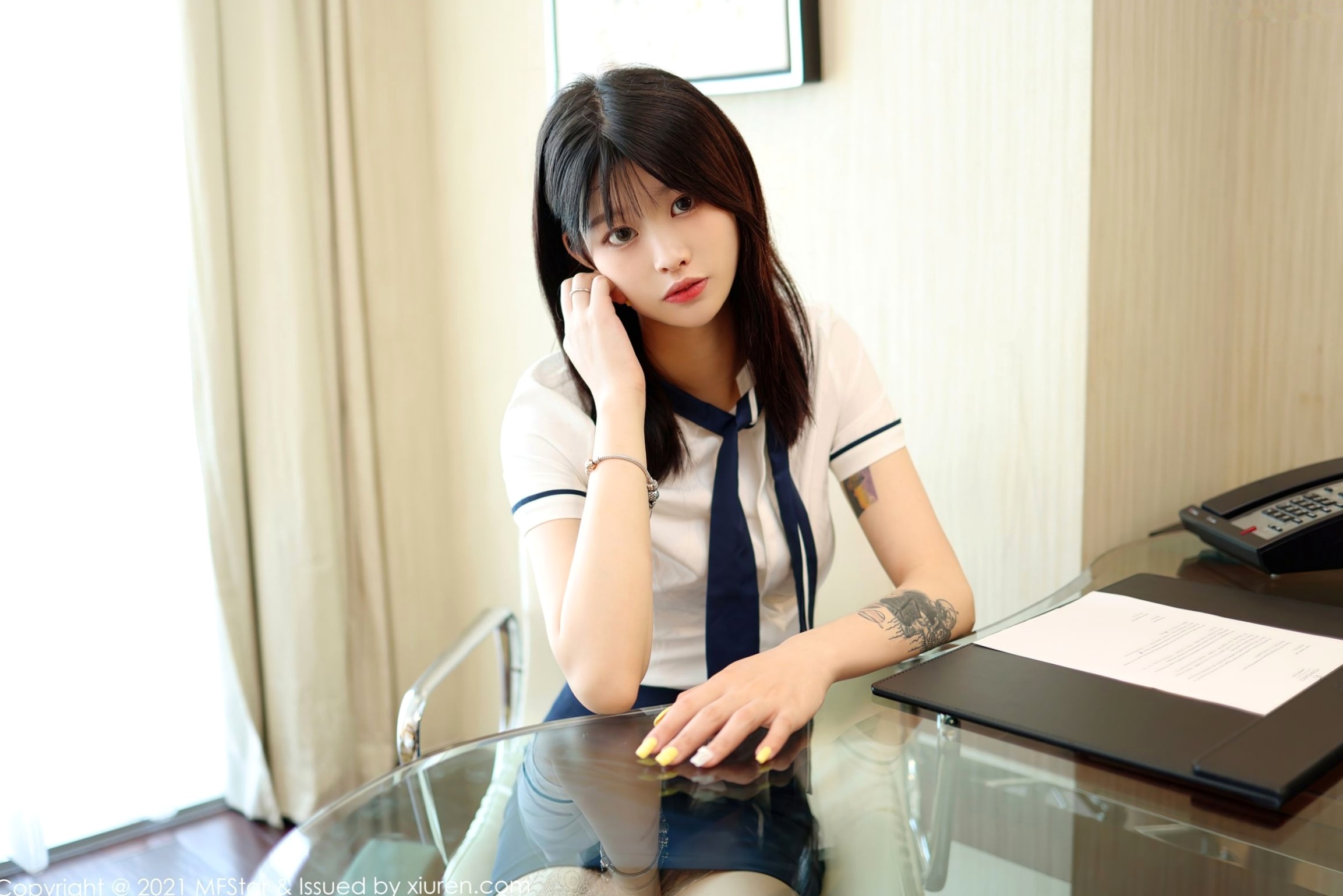 Gallery - MFStar模范学院-516-77qiqi：制服诱惑办公室写真，修长美腿搭配肉色蕾丝袜，兼具清纯与性感的职场魅力制服美腿丝袜性感模范学院 77qiqi女神私房照_秀色女神 - image 5
