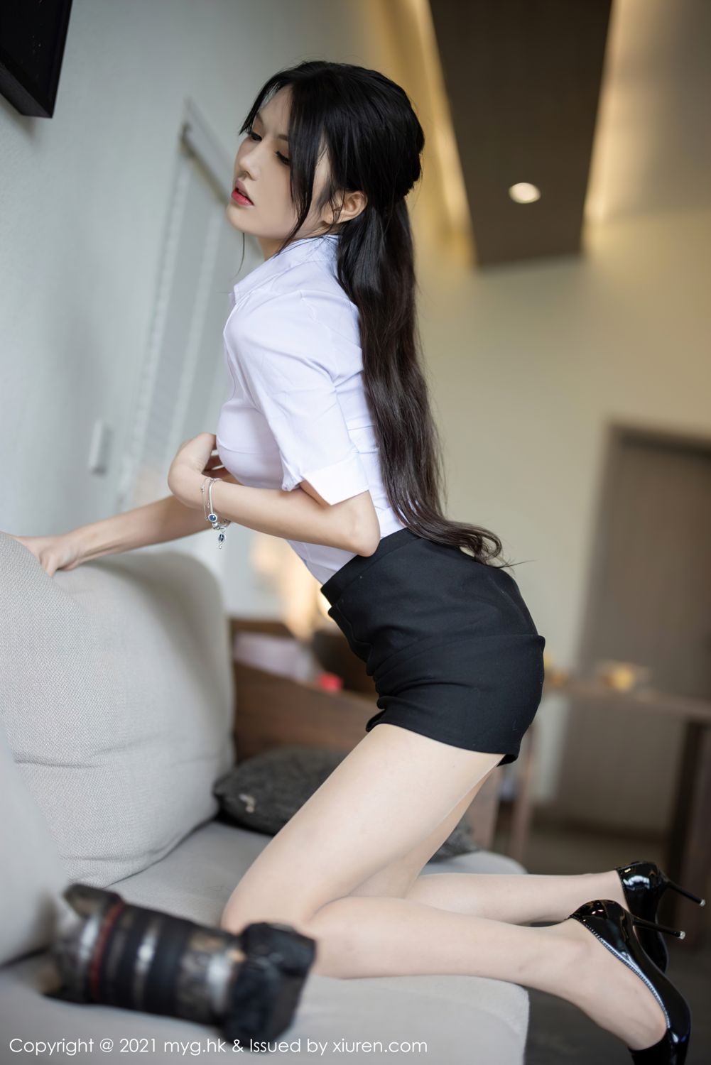 新人模特媛媛酱 白衬衫与黑短裙