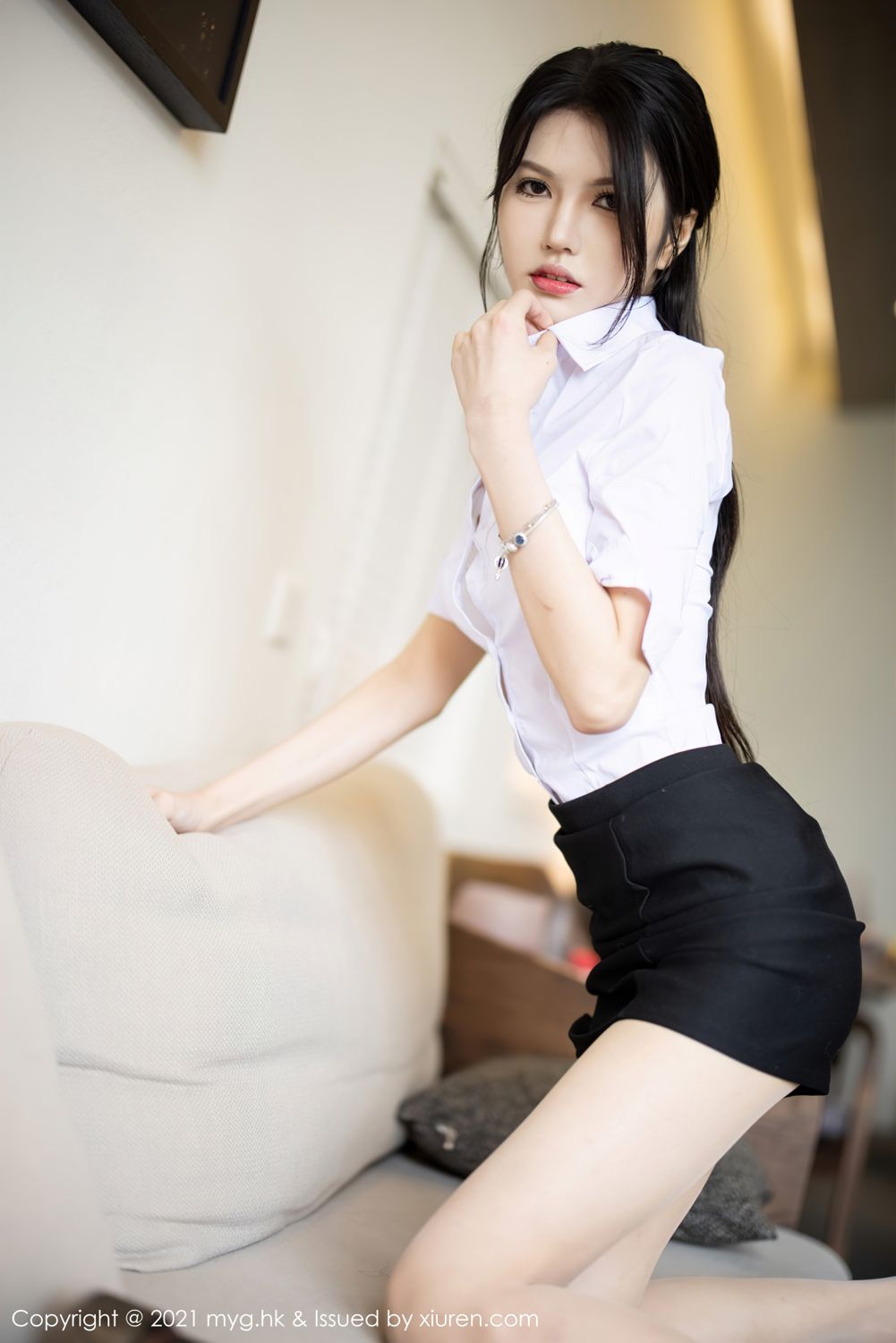 新人模特媛媛酱 白衬衫与黑短裙