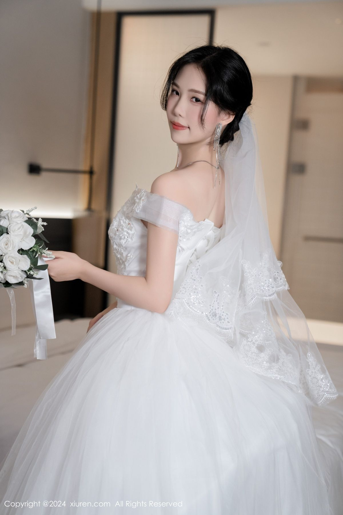 [XiuRen]高清写真图 2024.08.09 No.8998 利世 丝袜美腿