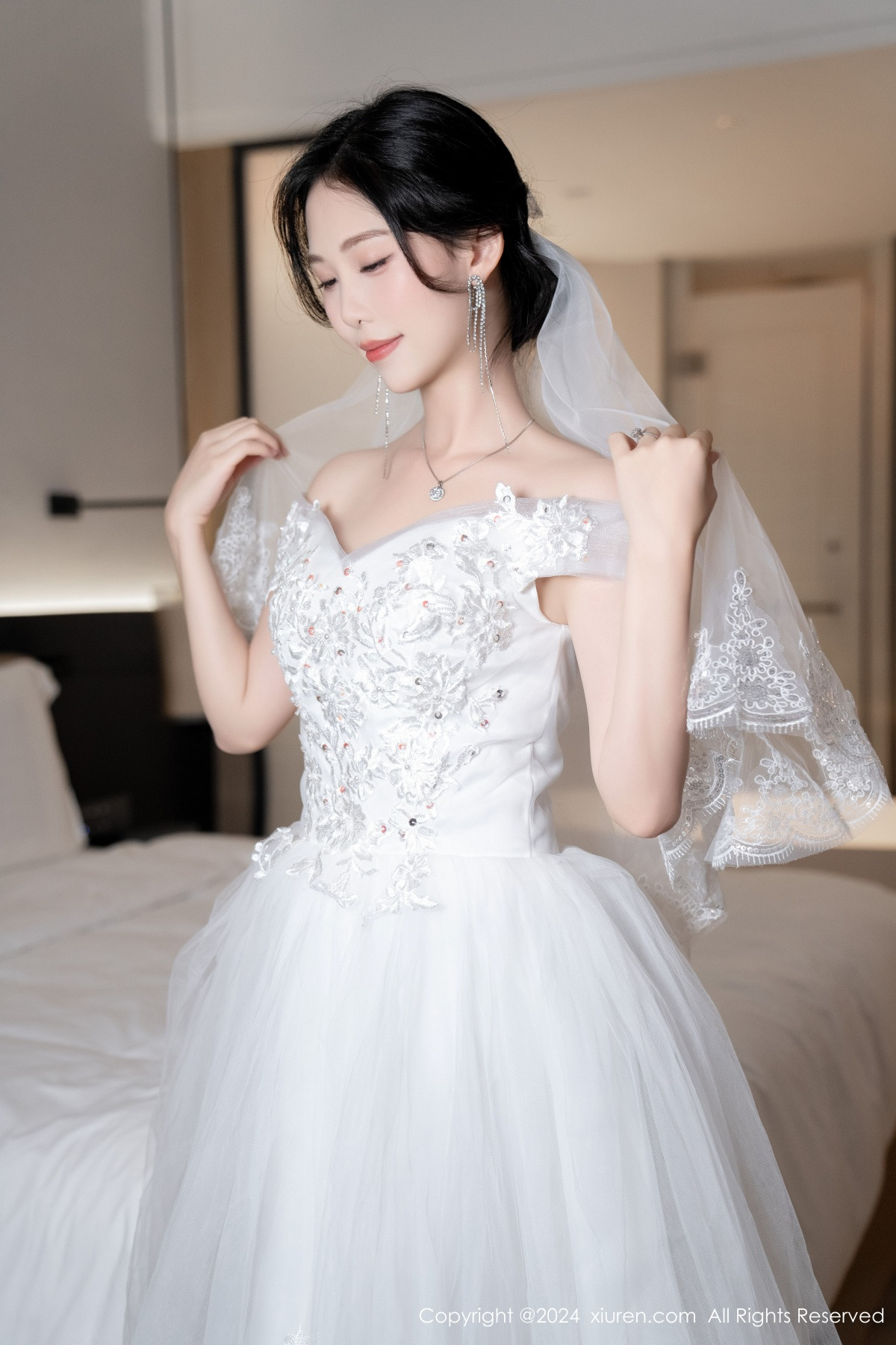 [XiuRen]高清写真图 2024.08.09 No.8998 利世 丝袜美腿