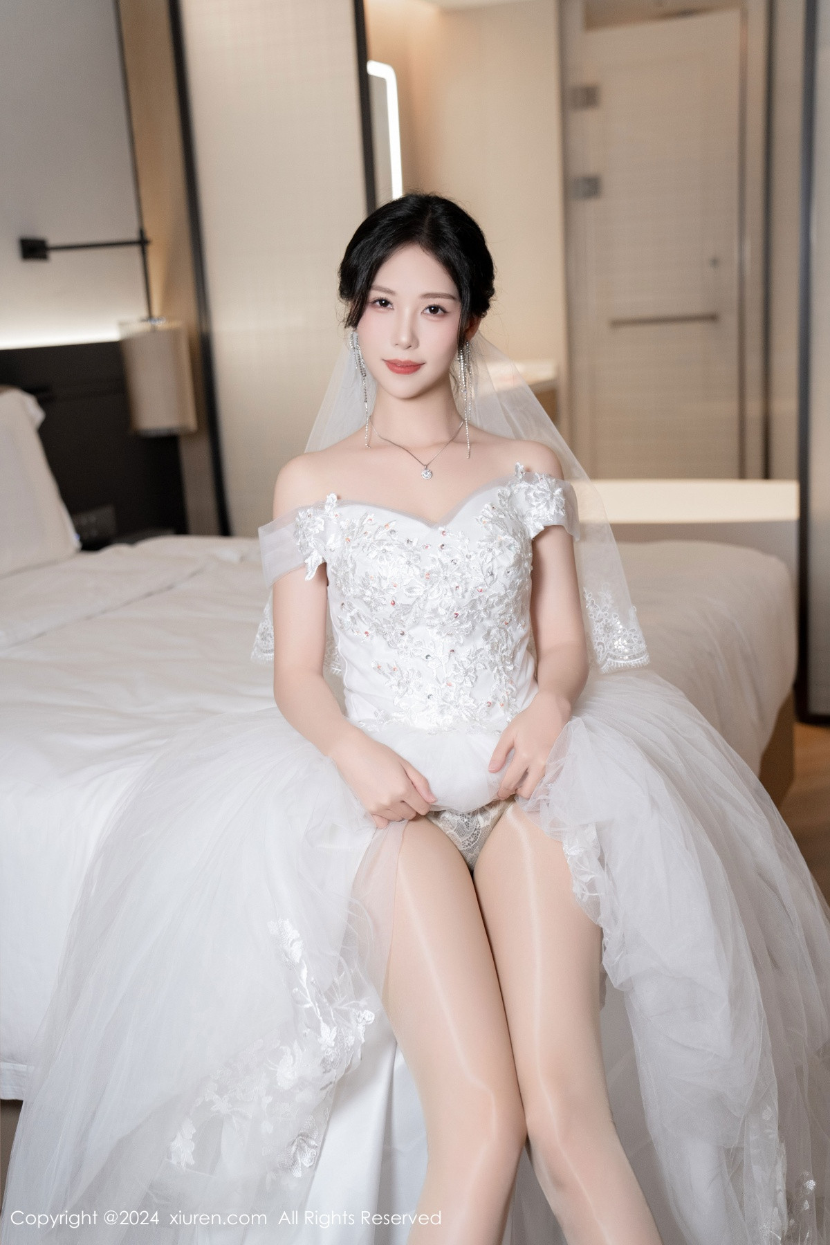 [XiuRen]高清写真图 2024.08.09 No.8998 利世 丝袜美腿