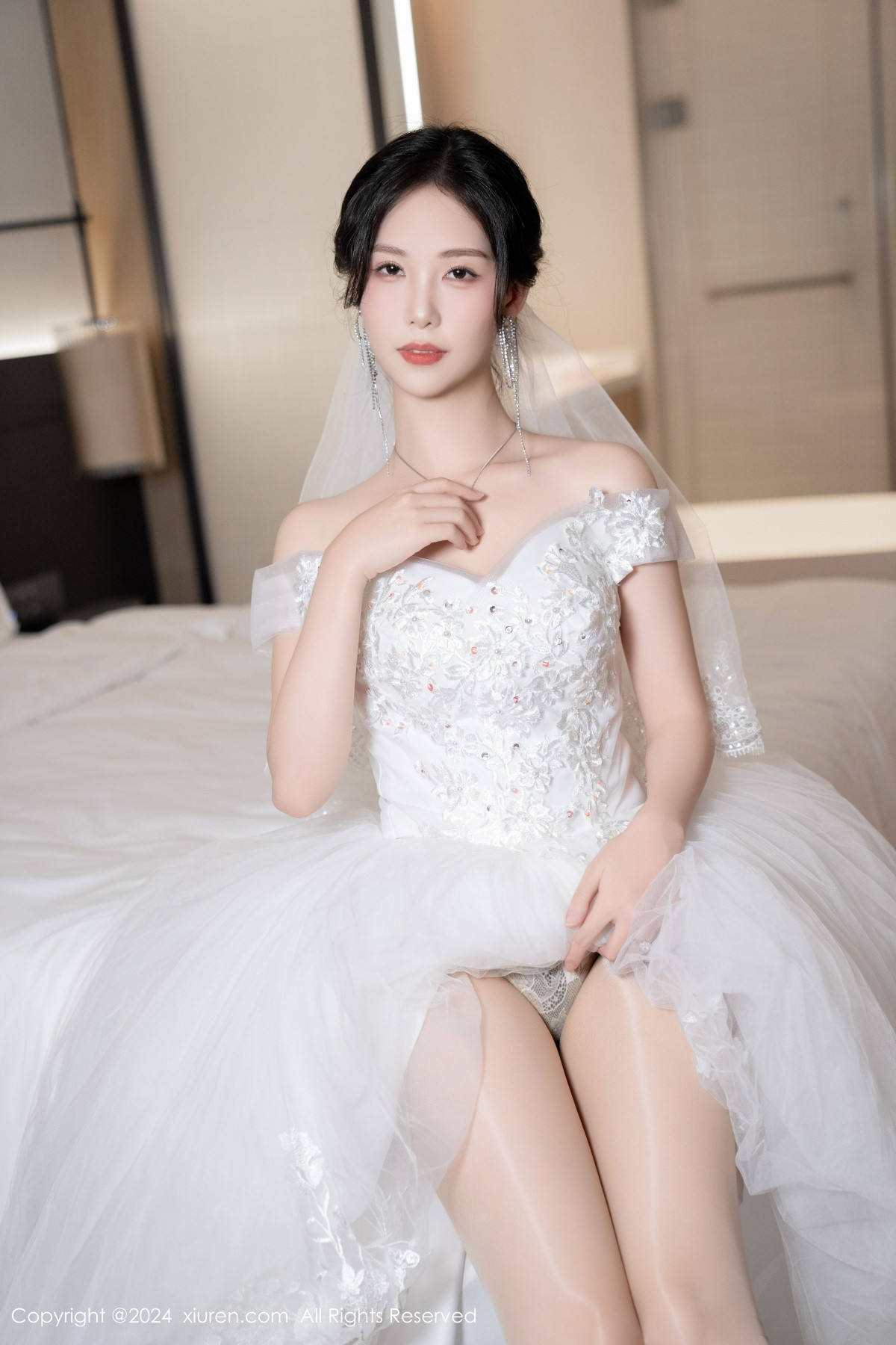 [XiuRen]高清写真图 2024.08.09 No.8998 利世 丝袜美腿