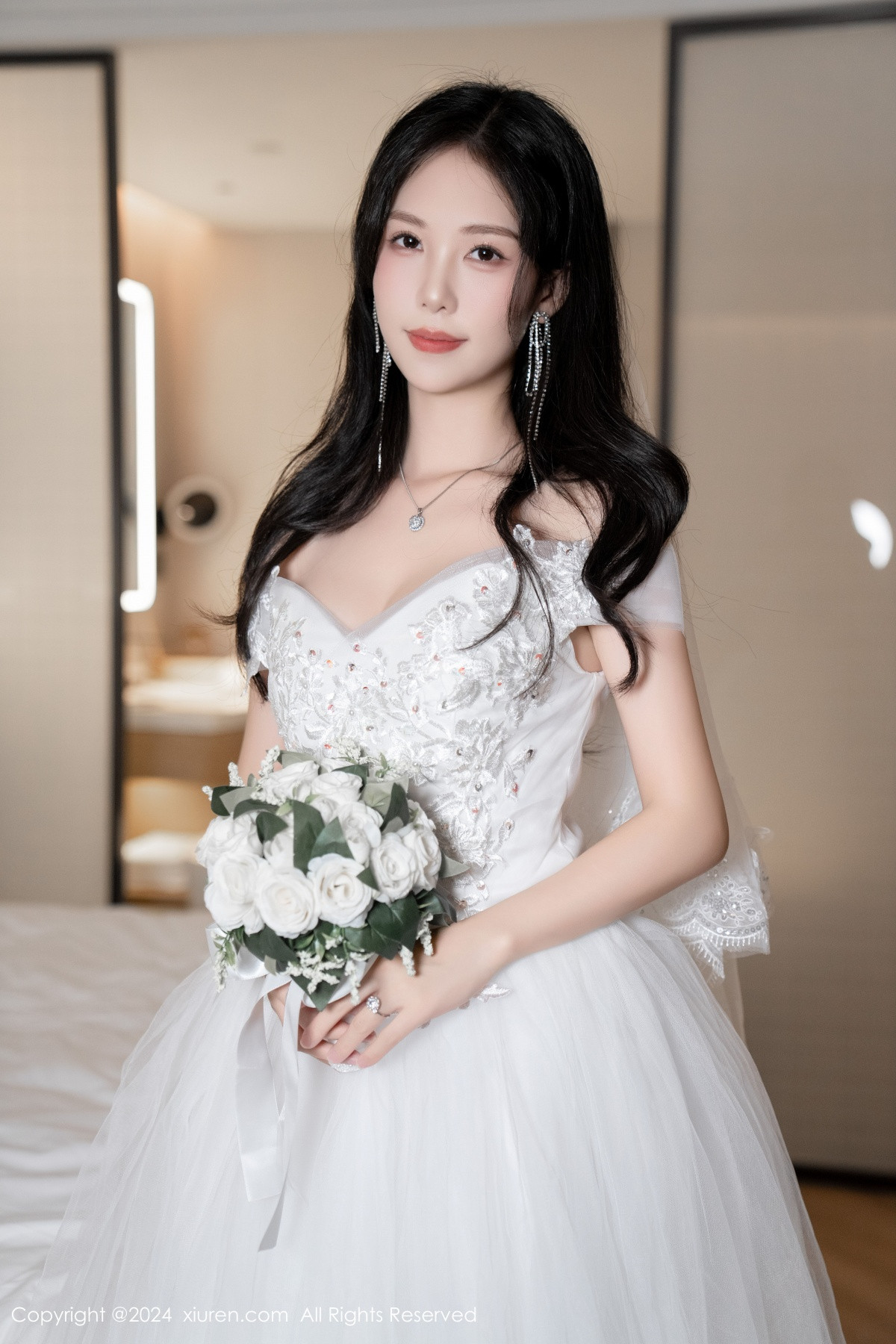 [XiuRen]高清写真图 2024.08.09 No.8998 利世 丝袜美腿