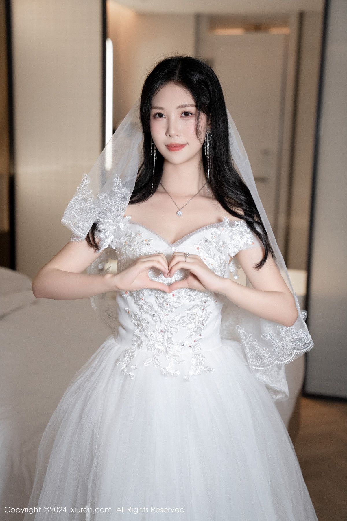 [XiuRen]高清写真图 2024.08.09 No.8998 利世 丝袜美腿
