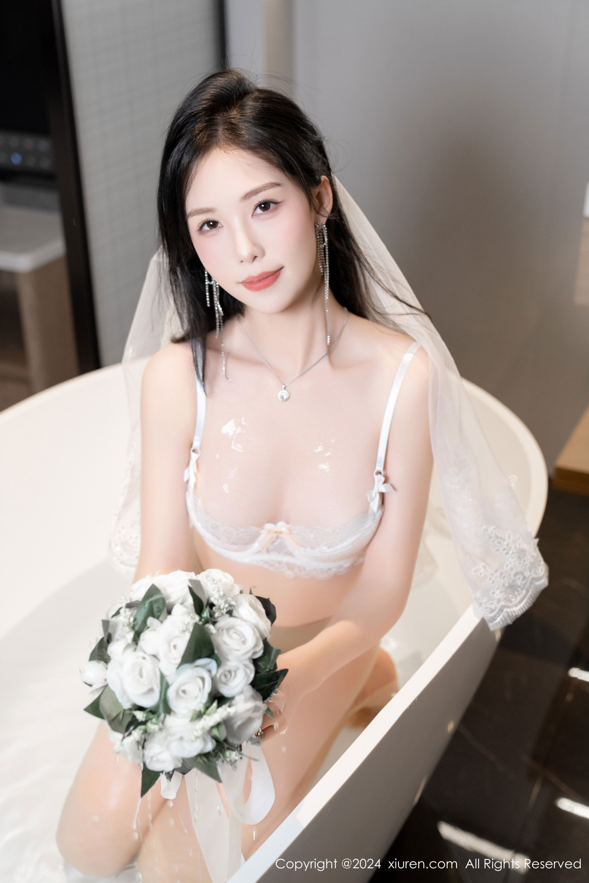 [XiuRen]高清写真图 2024.08.09 No.8998 利世 丝袜美腿