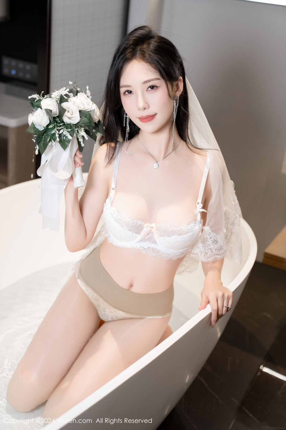 [XiuRen]高清写真图 2024.08.09 No.8998 利世 丝袜美腿
