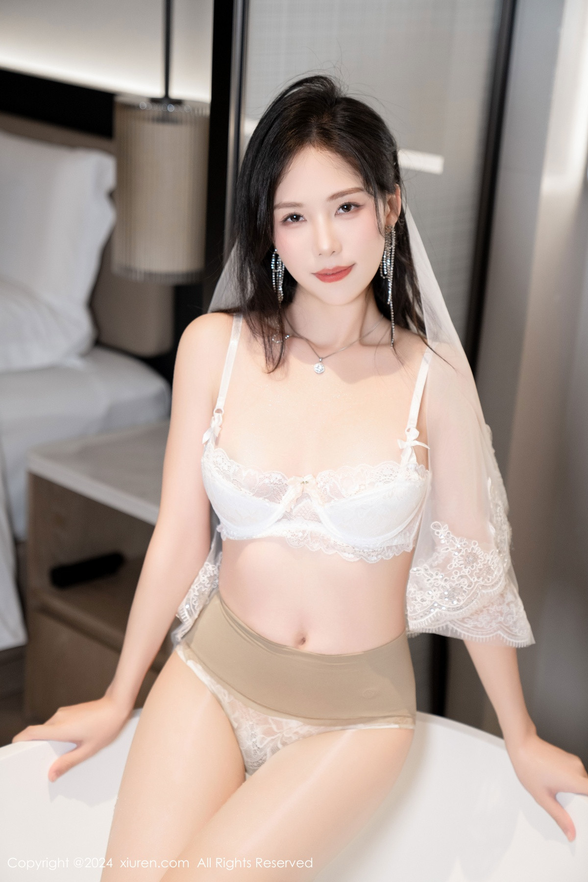 [XiuRen]高清写真图 2024.08.09 No.8998 利世 丝袜美腿