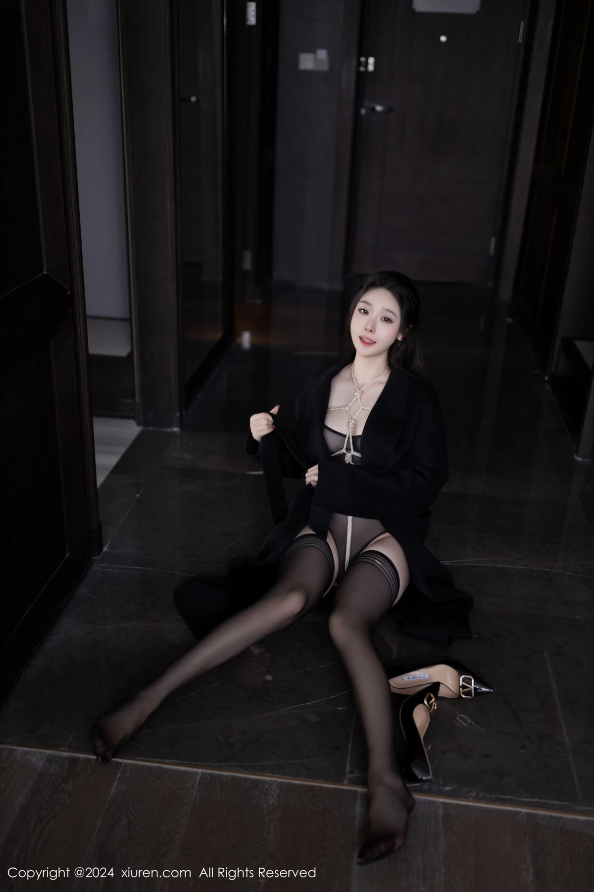 [XiuRen]高清写真图 2024.05.16 No.8552 小逗逗 黑丝美腿