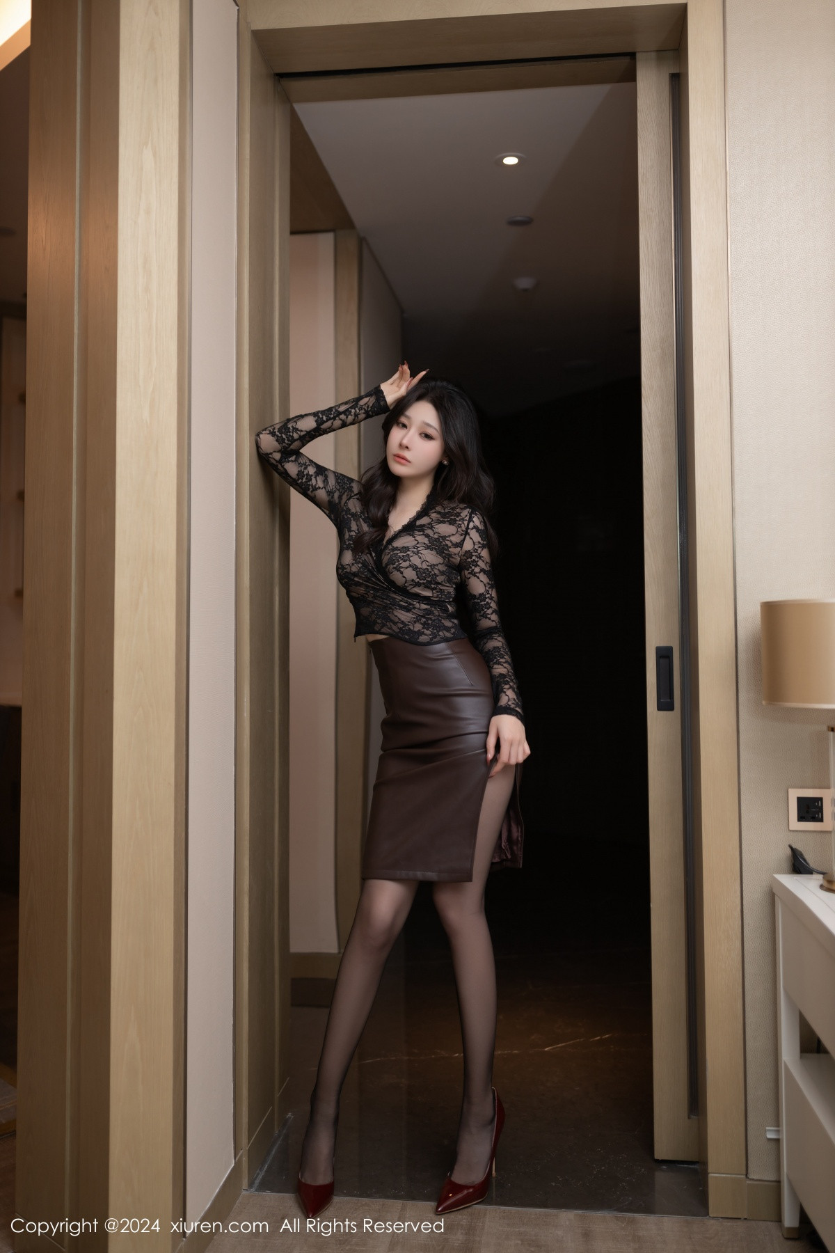 [XiuRen]高清写真图 2024.06.06 No.8662 小逗逗 黑丝美腿