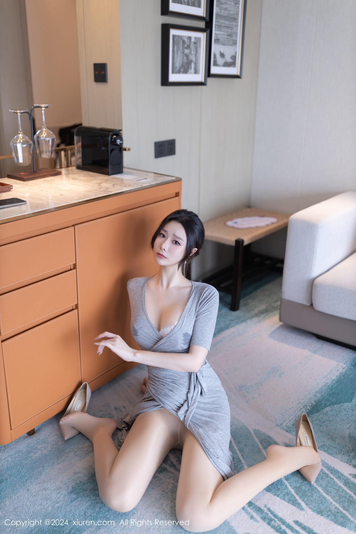 [XiuRen]高清写真图 2024.06.13 No.8699 小逗逗 丝袜美腿