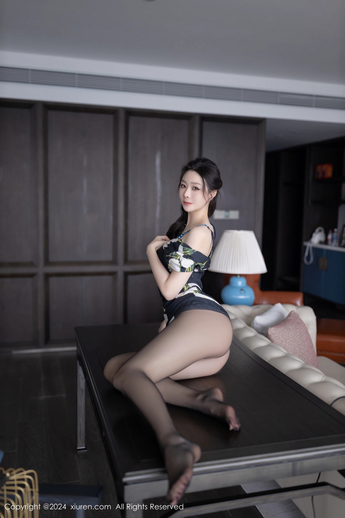 [XiuRen]高清写真图 2024.06.27 No.8768 小逗逗 黑丝美腿