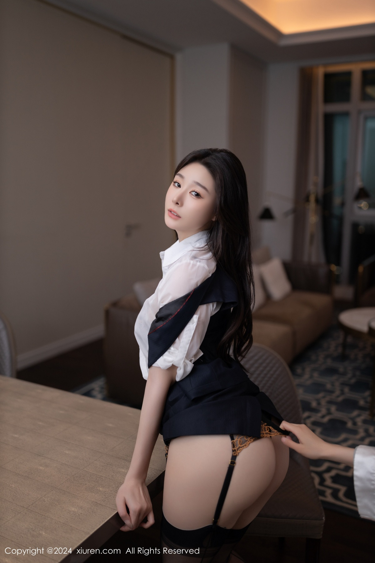[XiuRen]高清写真图 2024.07.04 No.8808 小逗逗 黑丝美腿