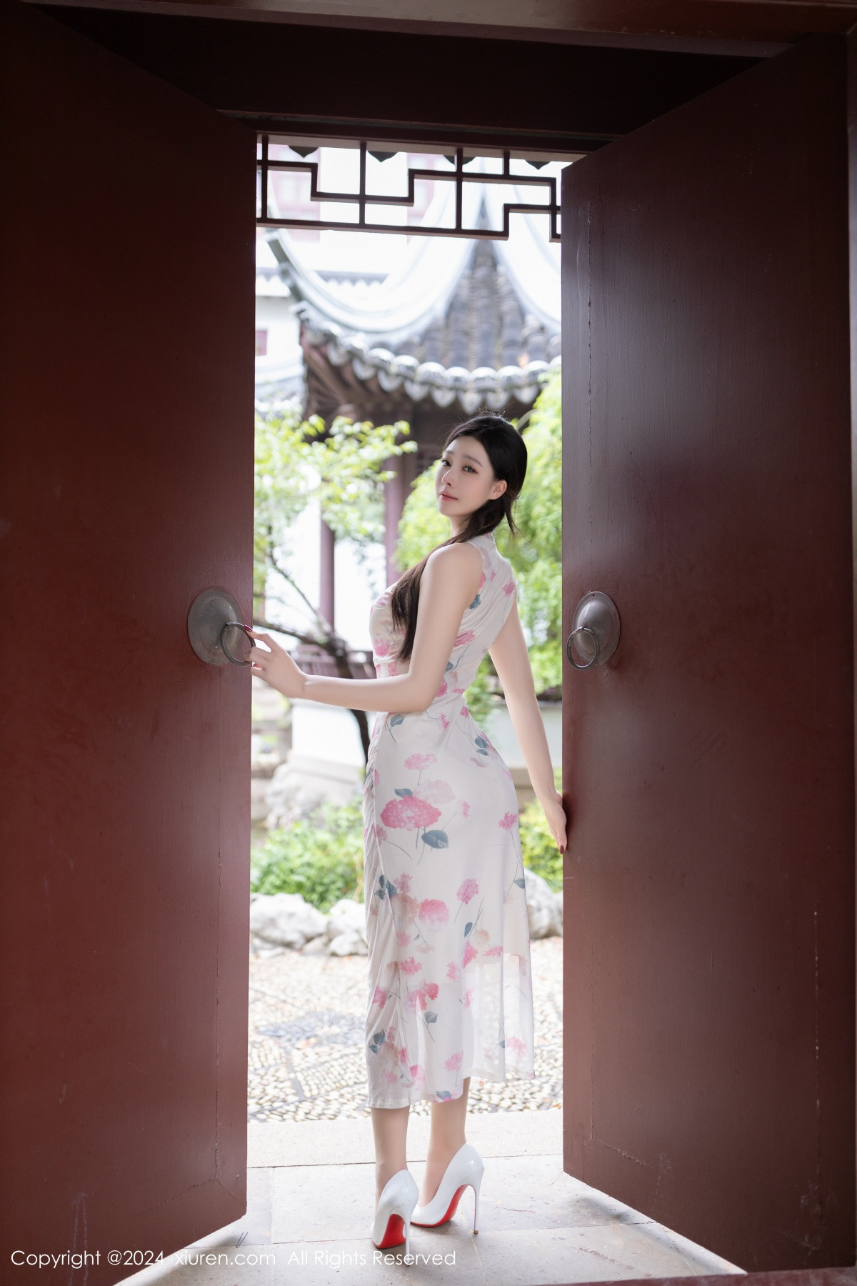 [XiuRen]高清写真图 2024.08.29 No.9087 小逗逗 丝袜美腿