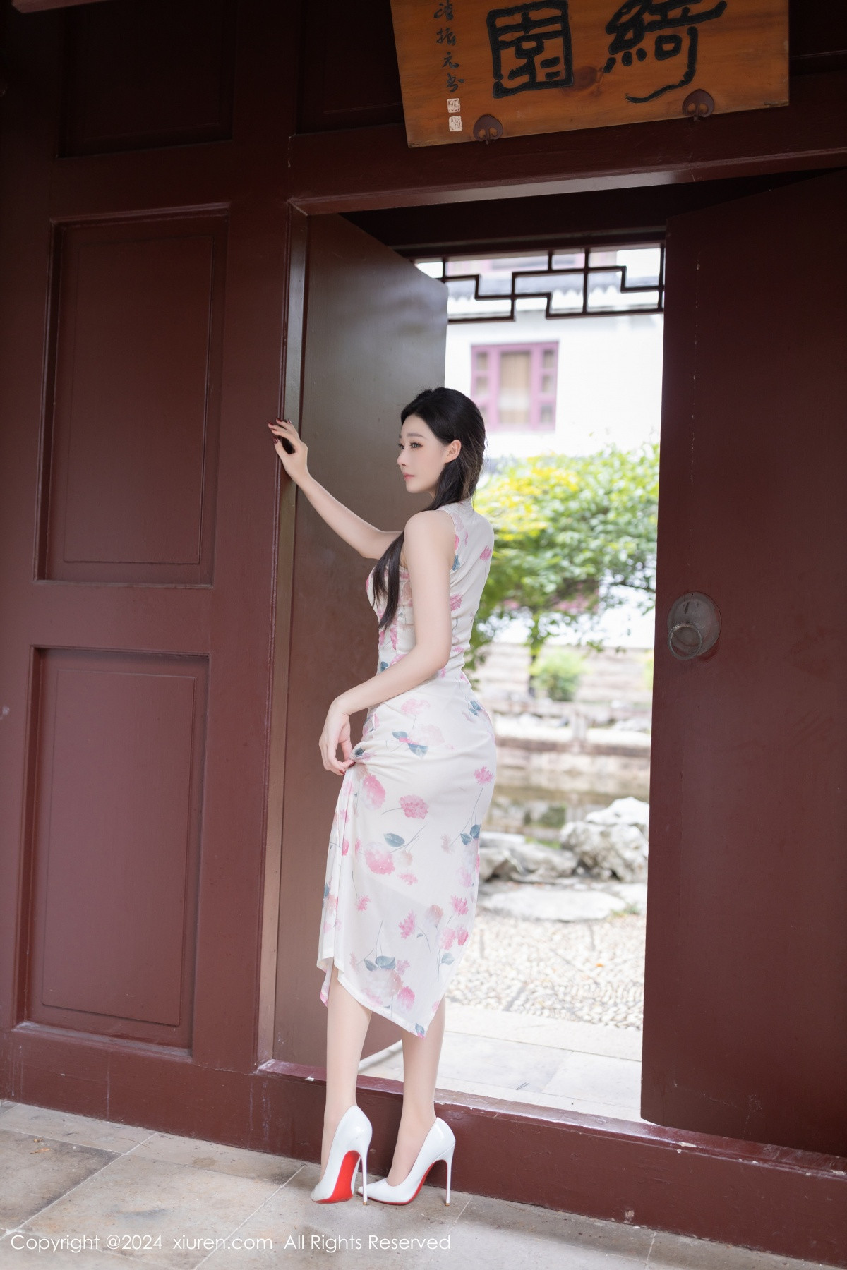 [XiuRen]高清写真图 2024.08.29 No.9087 小逗逗 丝袜美腿