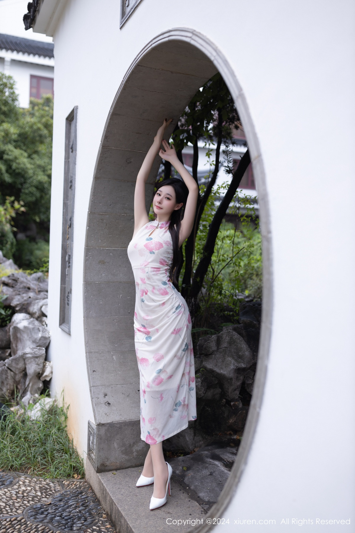 [XiuRen]高清写真图 2024.08.29 No.9087 小逗逗 丝袜美腿