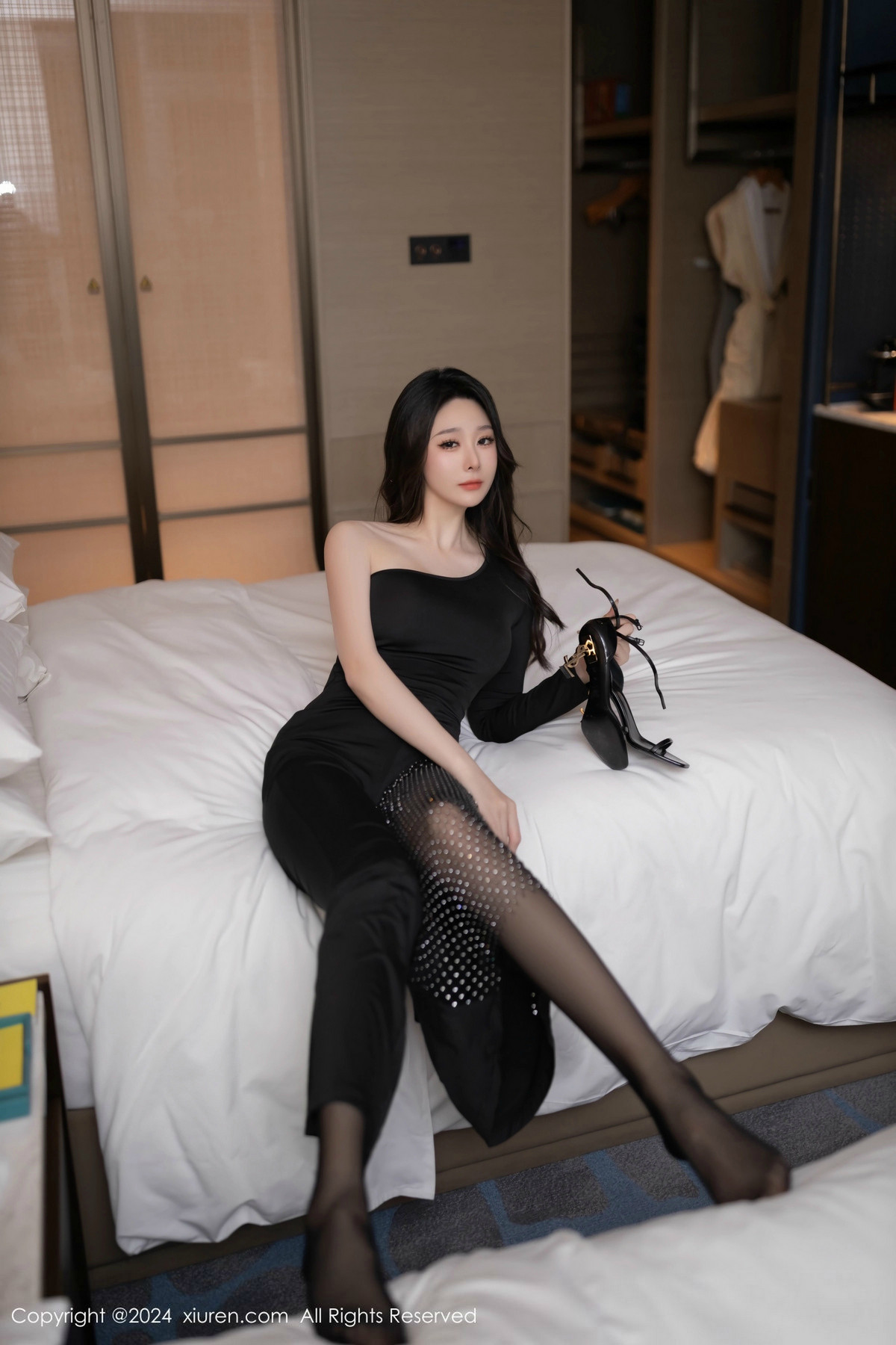 [XiuRen]高清写真图 2024.11.01 No.9386 小逗逗 美腿黑丝