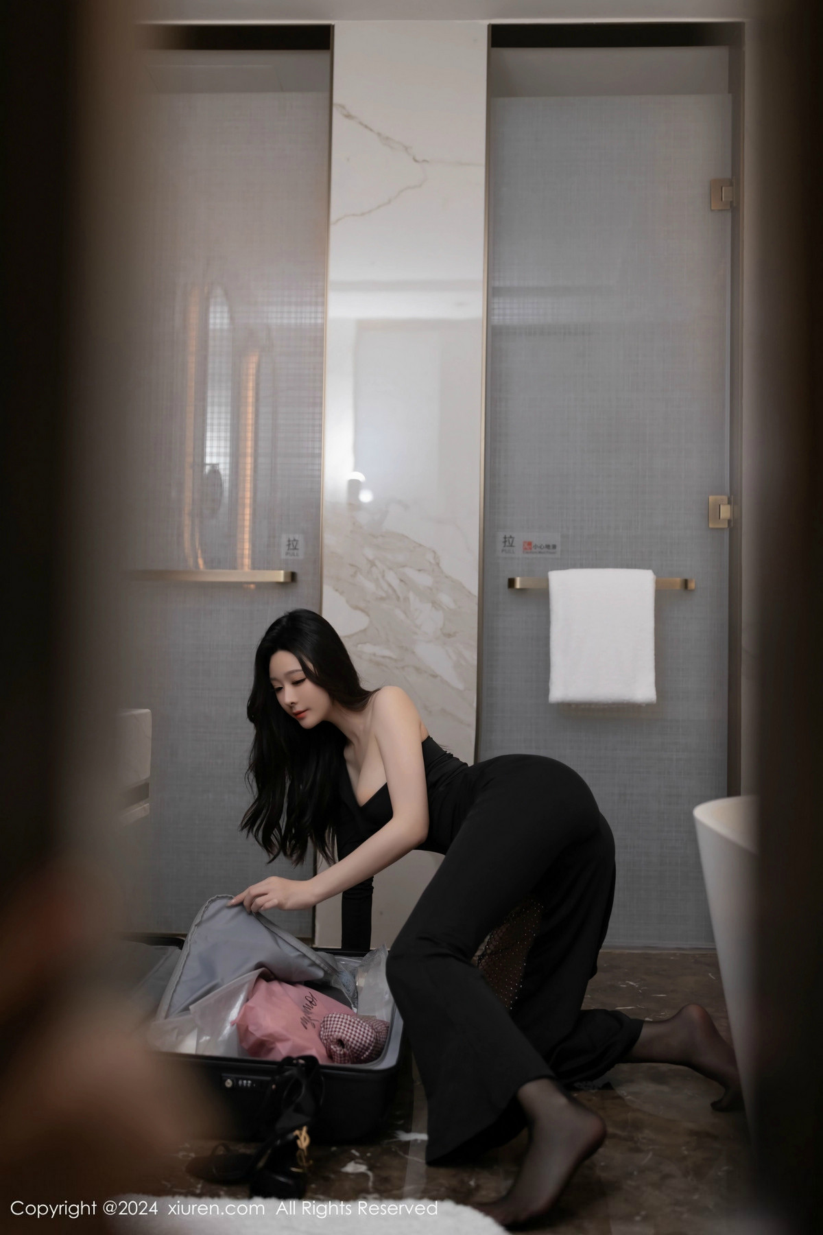 [XiuRen]高清写真图 2024.11.01 No.9386 小逗逗 美腿黑丝