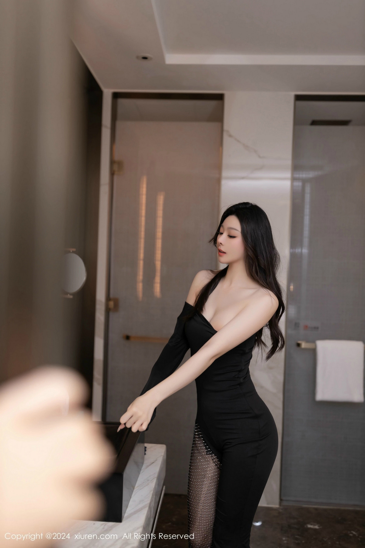 [XiuRen]高清写真图 2024.11.01 No.9386 小逗逗 美腿黑丝