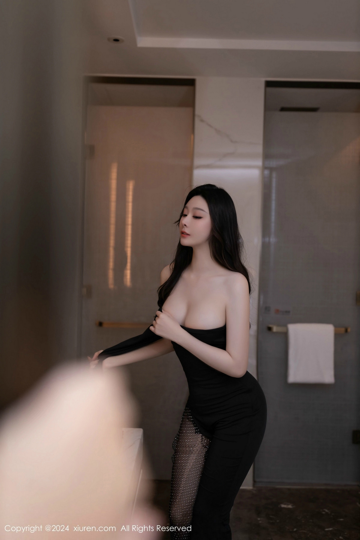 [XiuRen]高清写真图 2024.11.01 No.9386 小逗逗 美腿黑丝