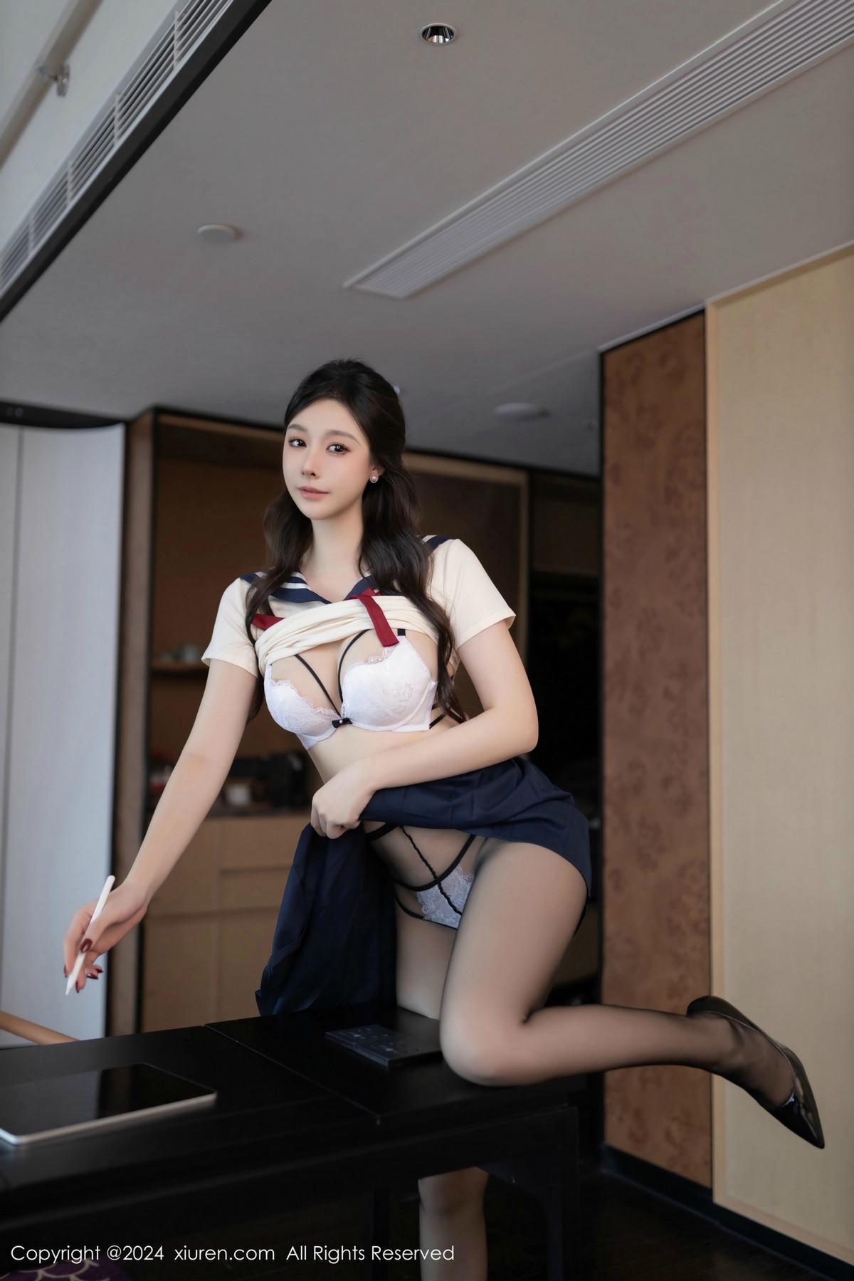 [XiuRen]高清写真图 2024.11.29 No.9530 小逗逗 黑丝美腿