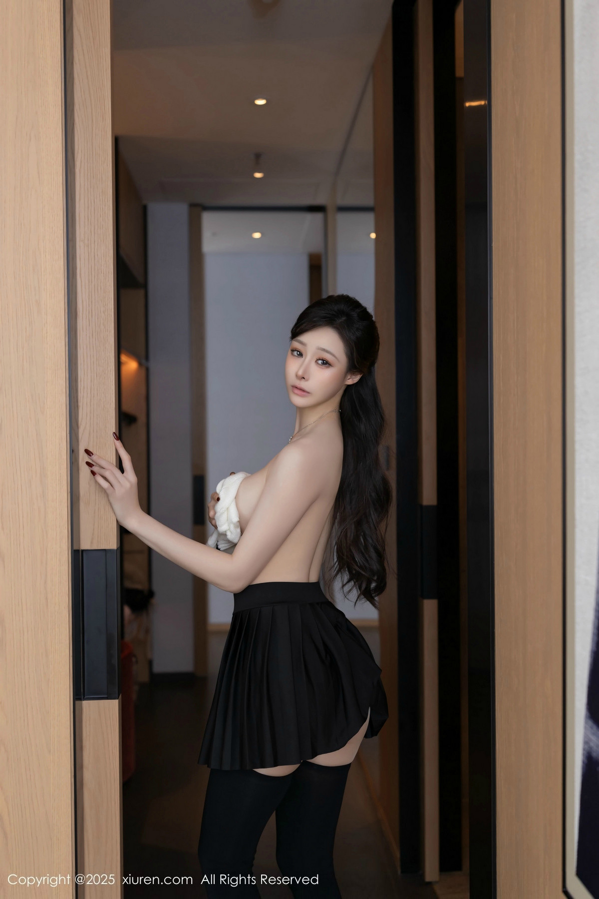 [XiuRen]高清写真图 2025.03.07 No.9986 小逗逗 丝袜美腿