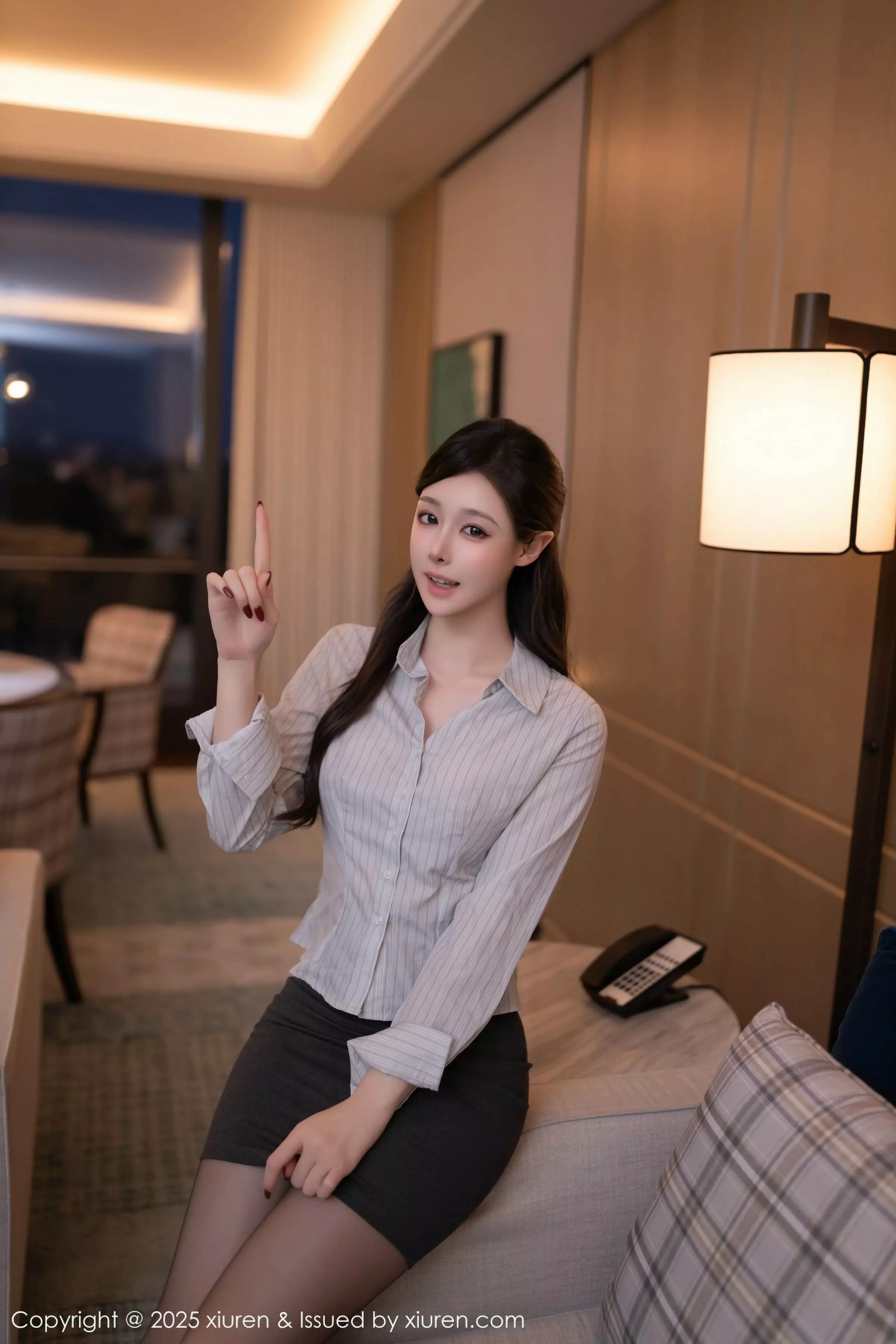[XiuRen]高清写真图 2025.03.14 No.10022 小逗逗 黑丝美腿