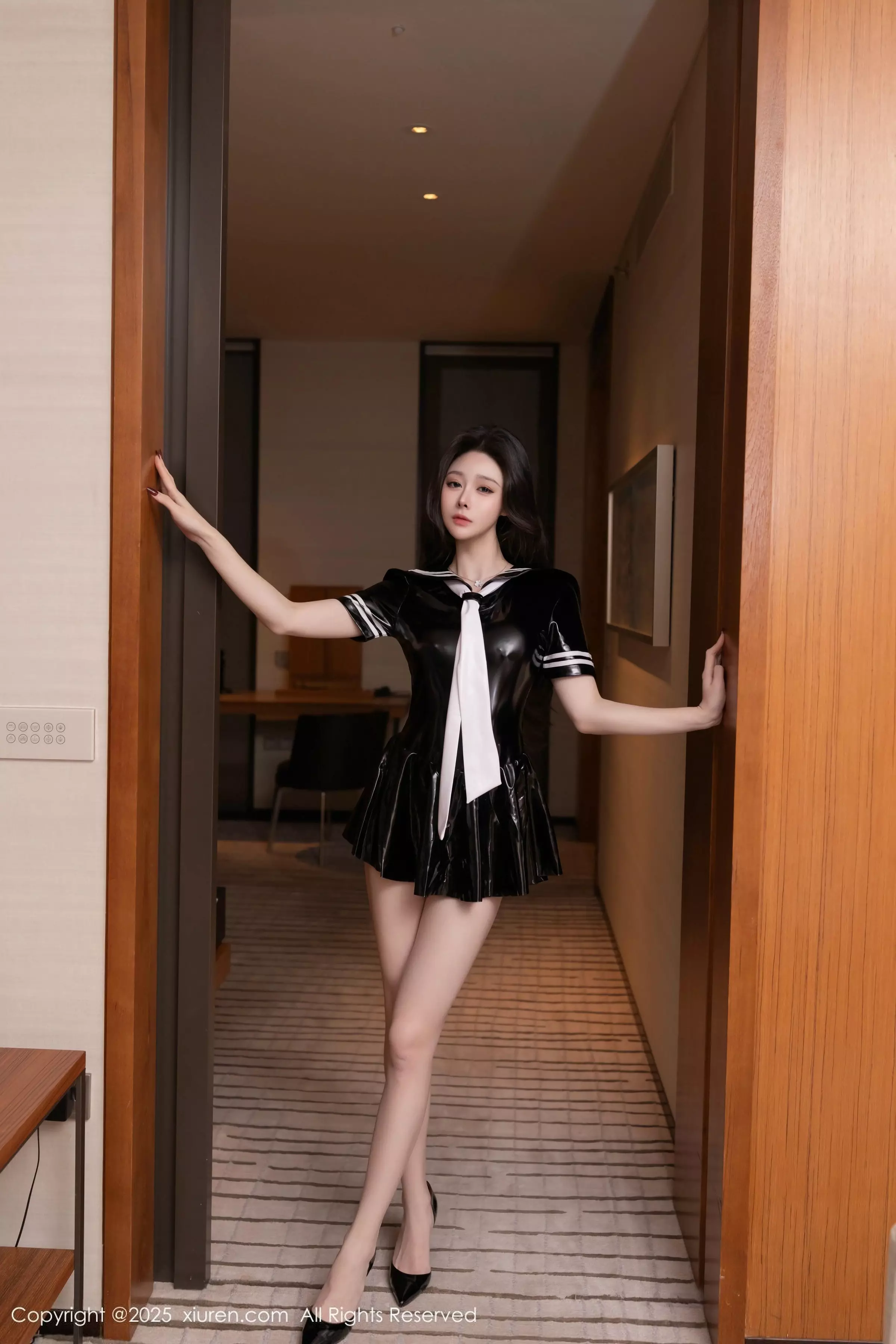 [XiuRen]高清写真图 2025.03.28 No.10087 小逗逗 黑色胶衣