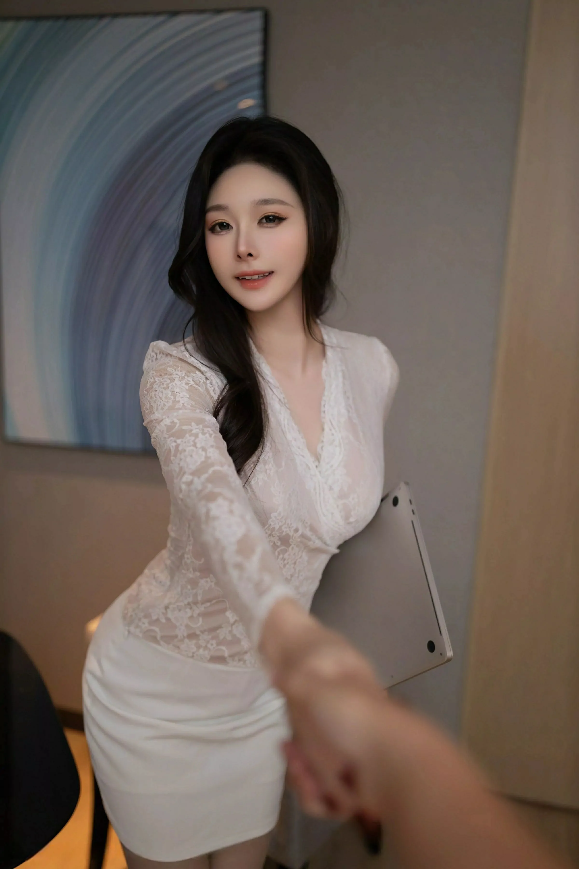 [XiuRen]高清写真图 2025.04.11 No.10143 小逗逗 白色连衣短