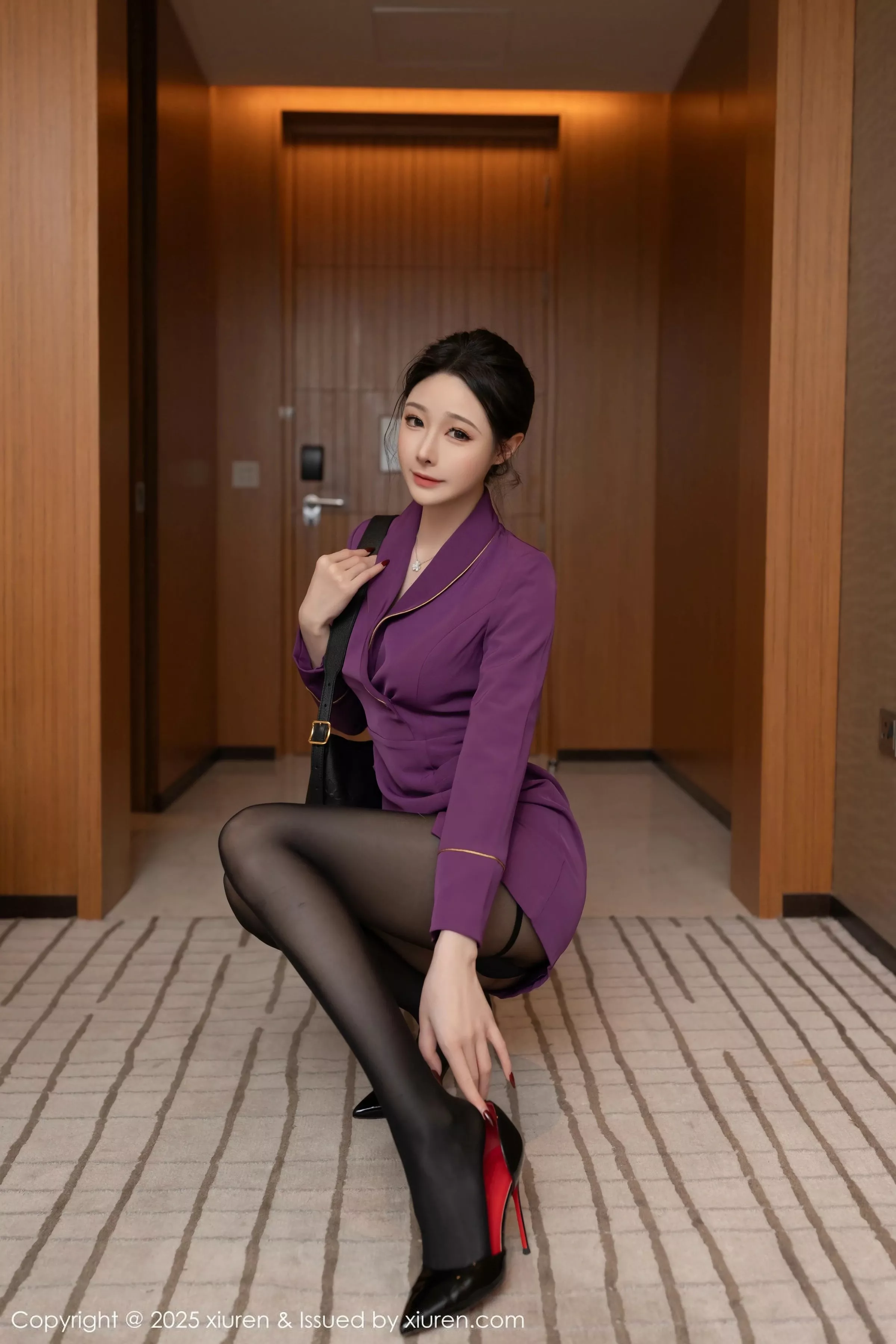 [XiuRen]高清写真图 2025.05.16 No.10290 小逗逗 紫色制服