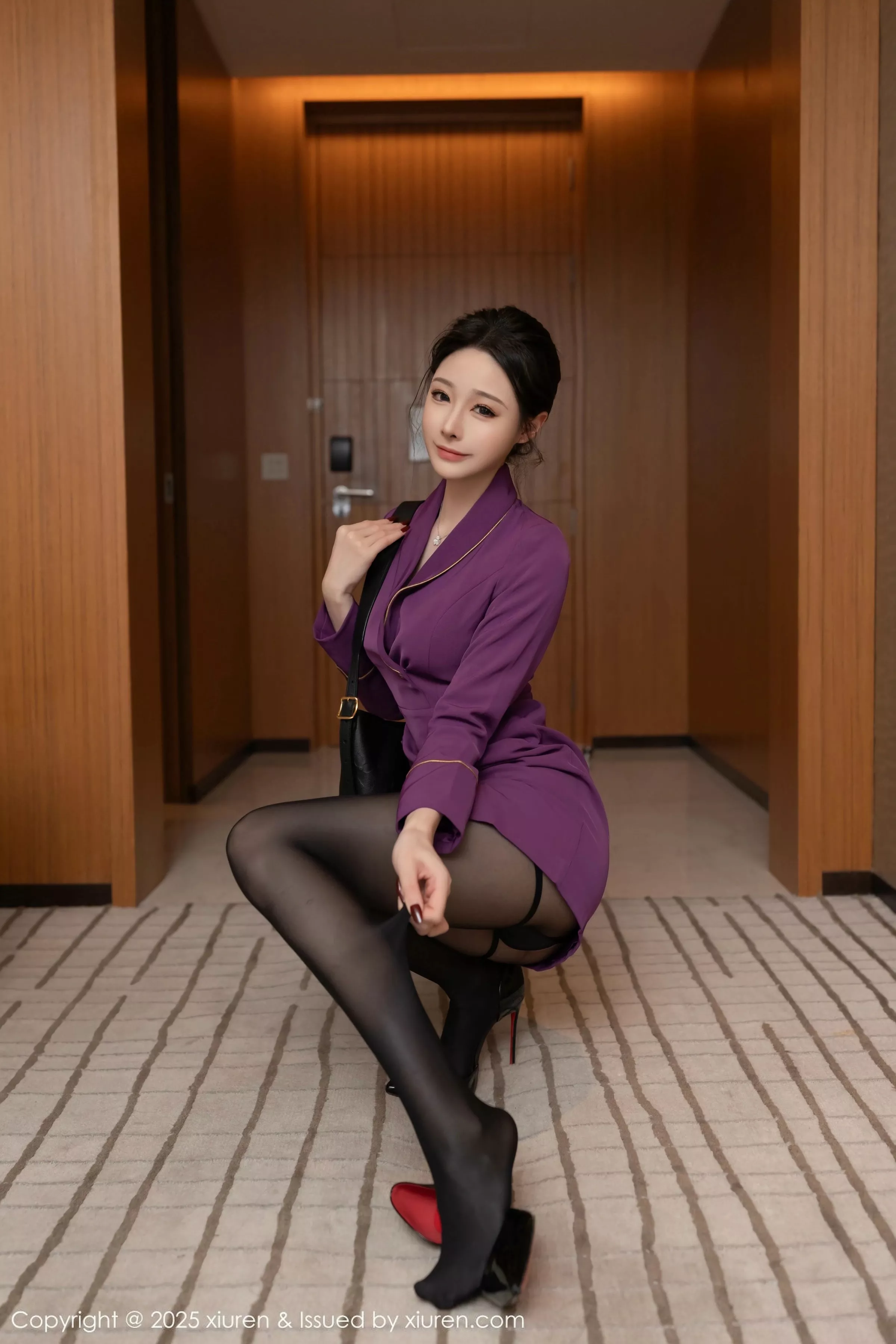 [XiuRen]高清写真图 2025.05.16 No.10290 小逗逗 紫色制服