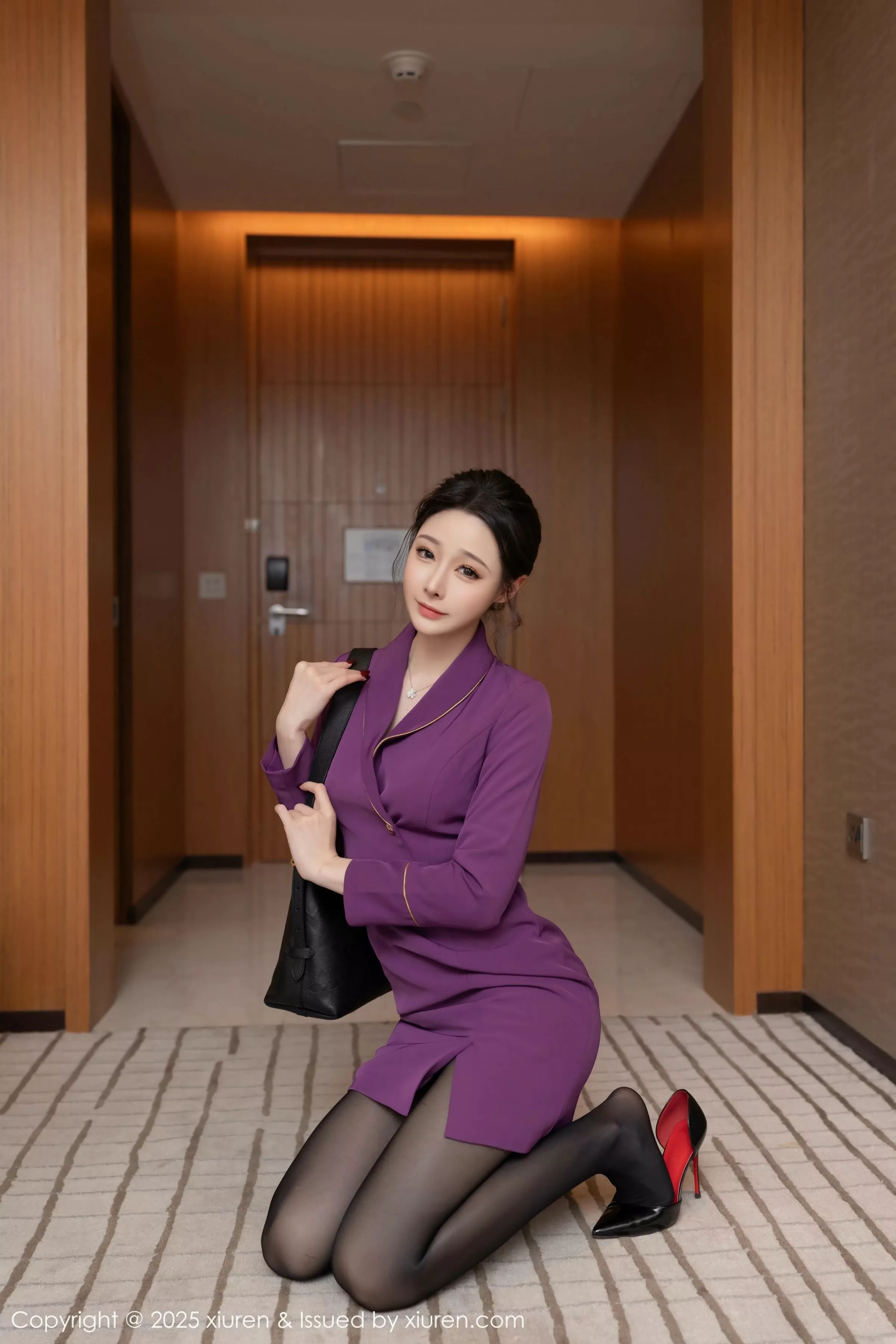 [XiuRen]高清写真图 2025.05.16 No.10290 小逗逗 紫色制服