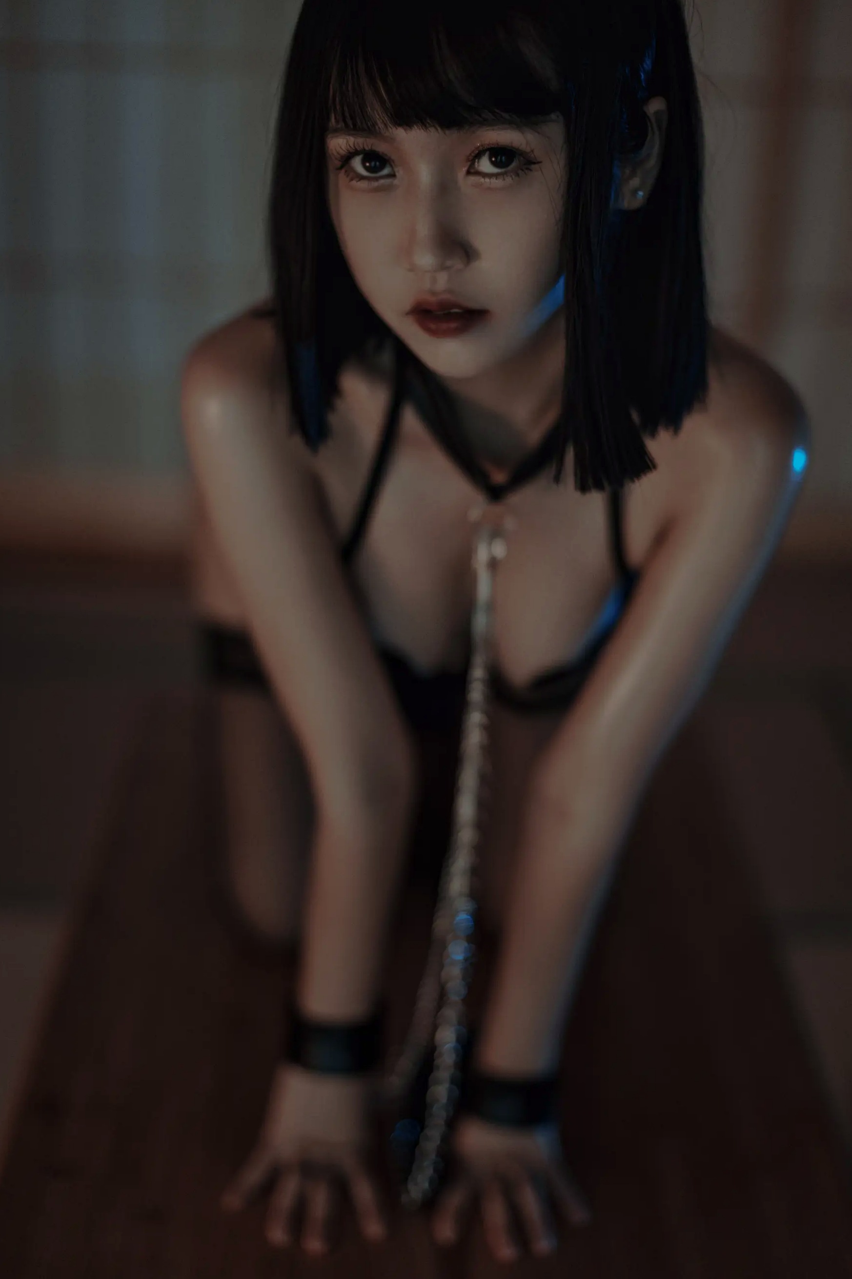 Coser不呆猫：暗黑皮鞭诱惑系列，极致束缚风格写真 [49P]