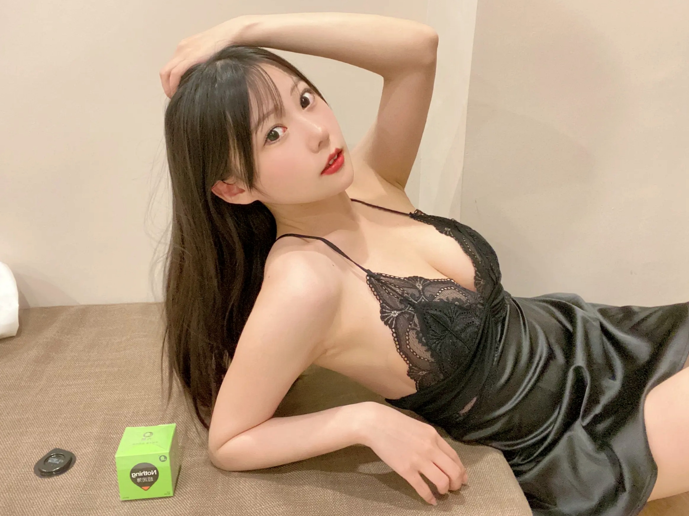 Gallery - 香草喵露露 - 性感黑色蕾丝吊带睡衣私房写真，诱惑黑丝演绎极致居家魅力 [25P]诱惑私房照性感黑丝居家 坏露露香宝女神私房照_秀色女神 - image 3