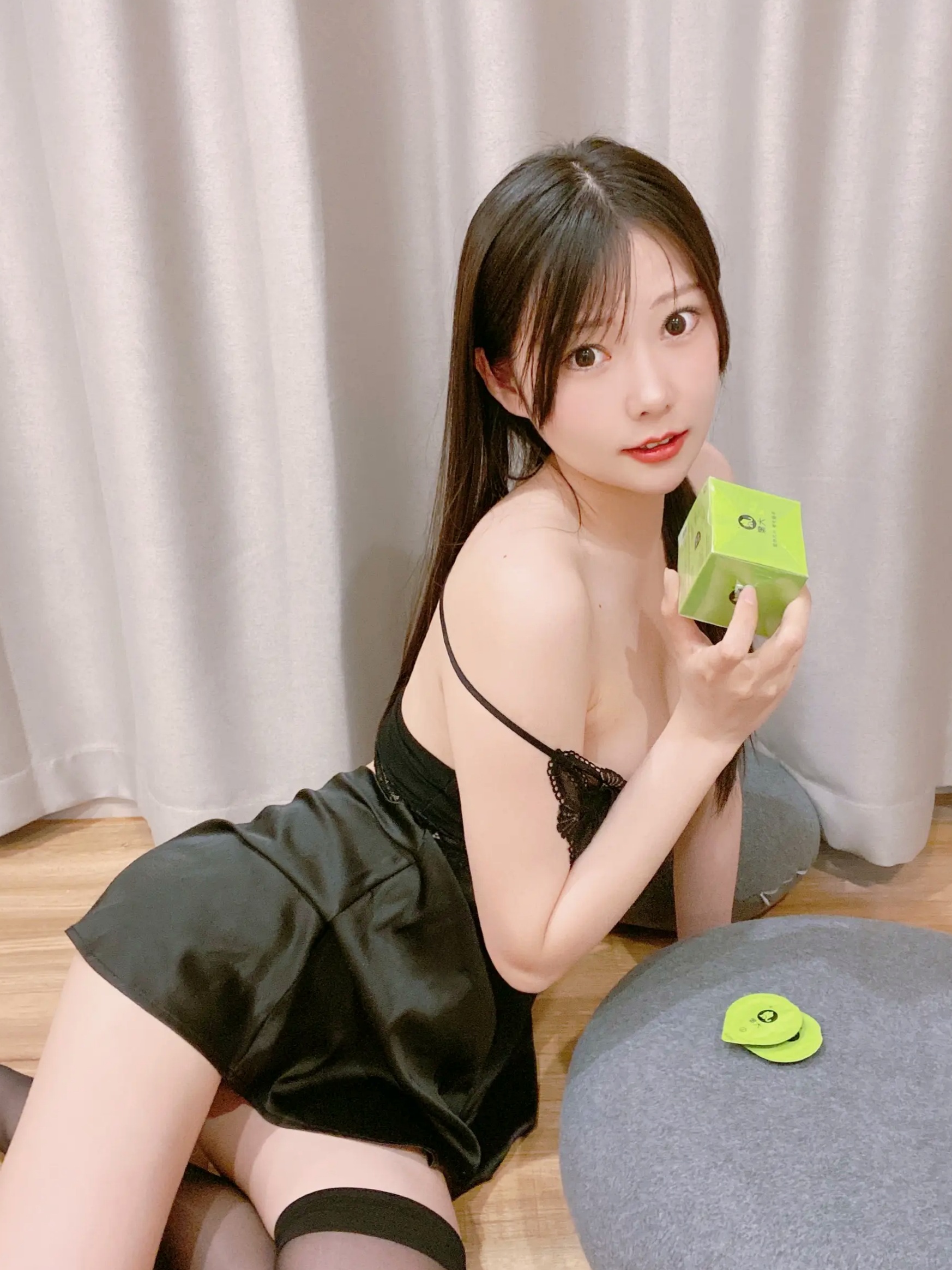 Gallery - 香草喵露露 - 性感黑色蕾丝吊带睡衣私房写真，诱惑黑丝演绎极致居家魅力 [25P]诱惑私房照性感黑丝居家 坏露露香宝女神私房照_秀色女神 - image 8