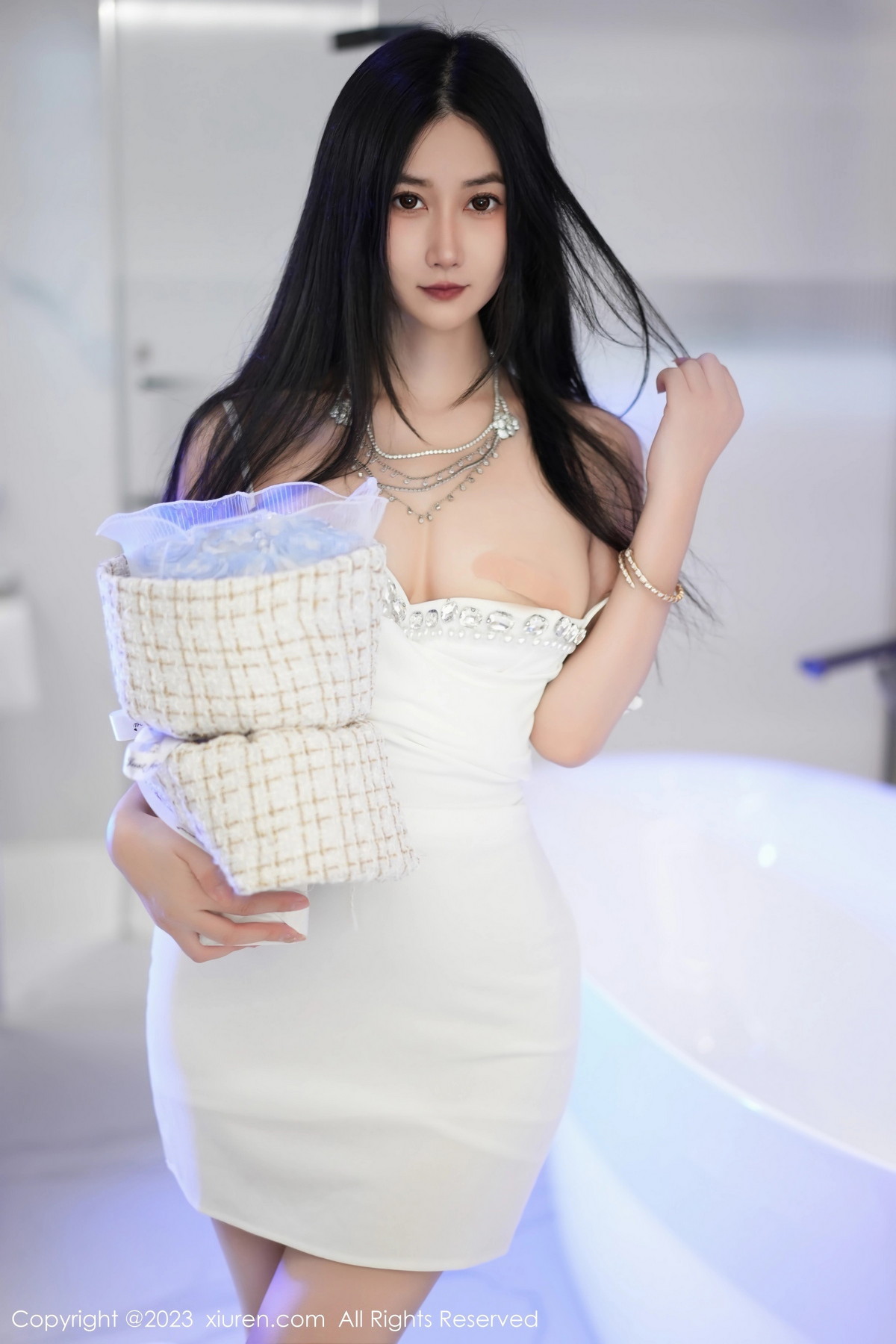 [XiuRen]高清写真图 2023.09.27 No.7447 laura阿姣 丰腴美腿