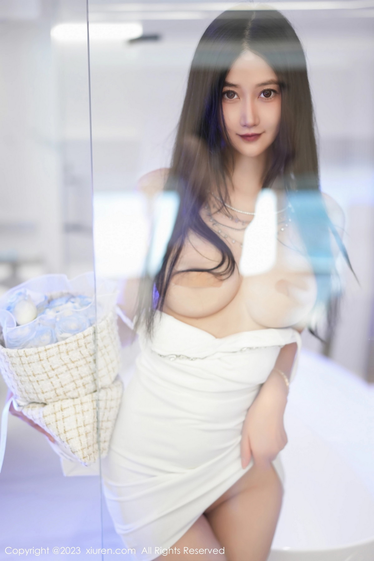[XiuRen]高清写真图 2023.09.27 No.7447 laura阿姣 丰腴美腿