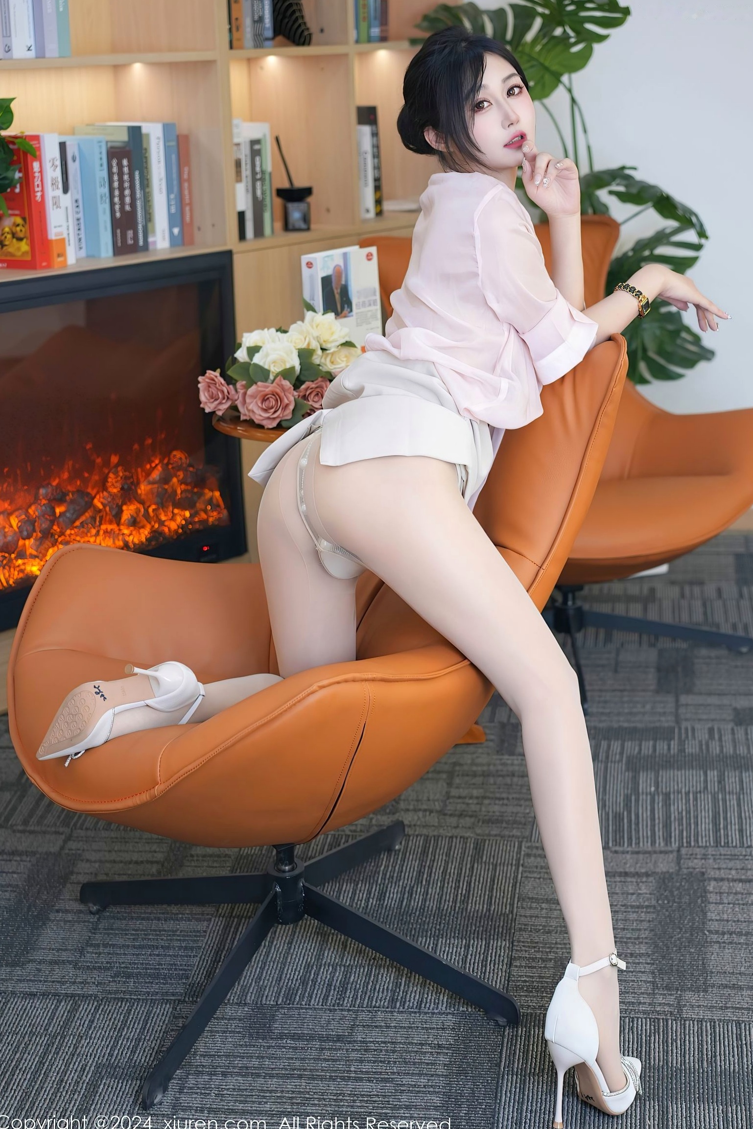 Gallery - 秀人网 - XiuRen 8477期：laura阿姣职场OL风私房写真，薄纱粉衫修身短裙，极致诱惑珍珠丁字裤，知性与性感的火辣碰撞秀人网 - XiuRen 私房照性感诱惑美臀 laura阿姣女神私房照_秀色女神 - image 7