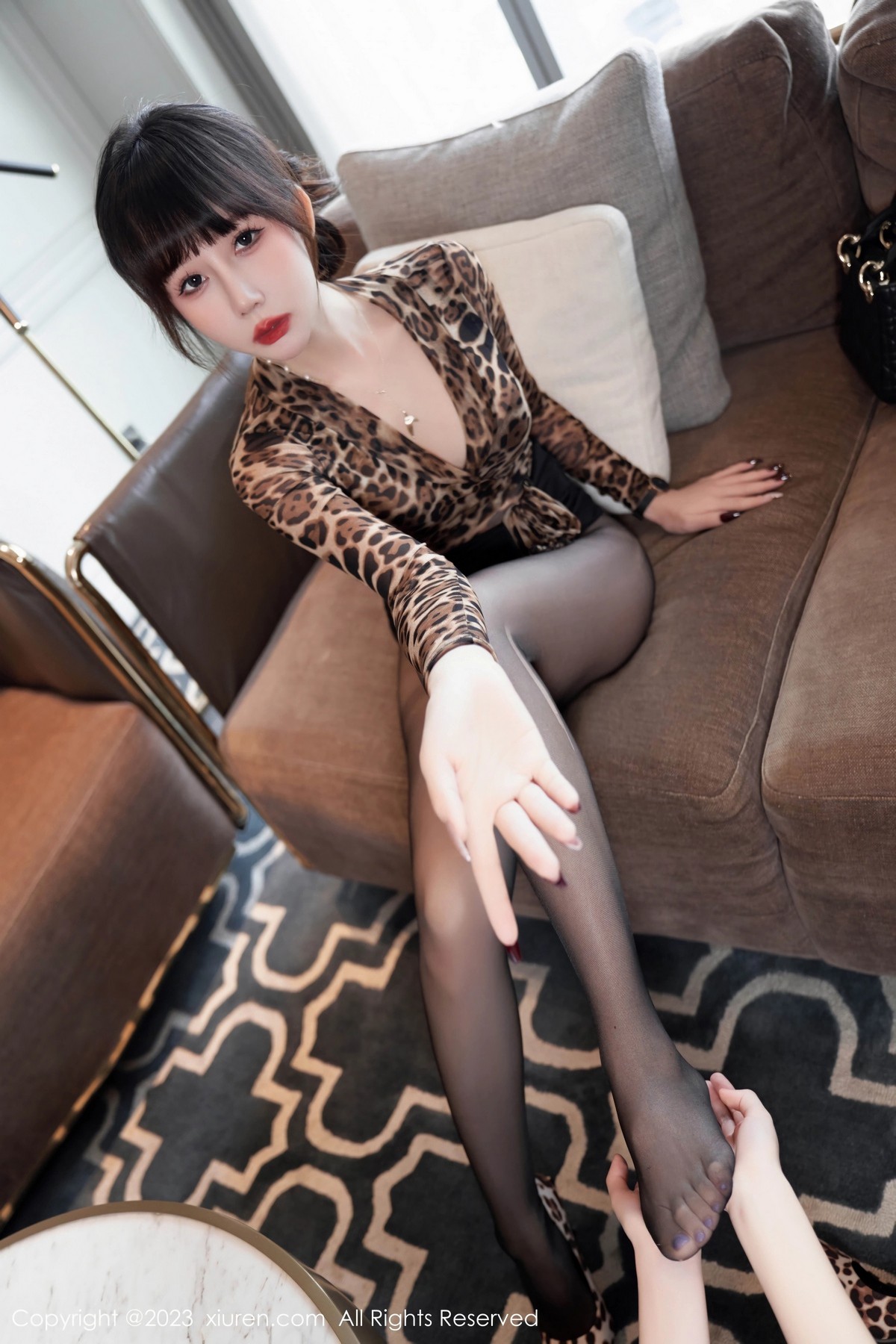 [XiuRen]高清写真图 2023.06.13 No.6904 波巧酱 豹纹美腿