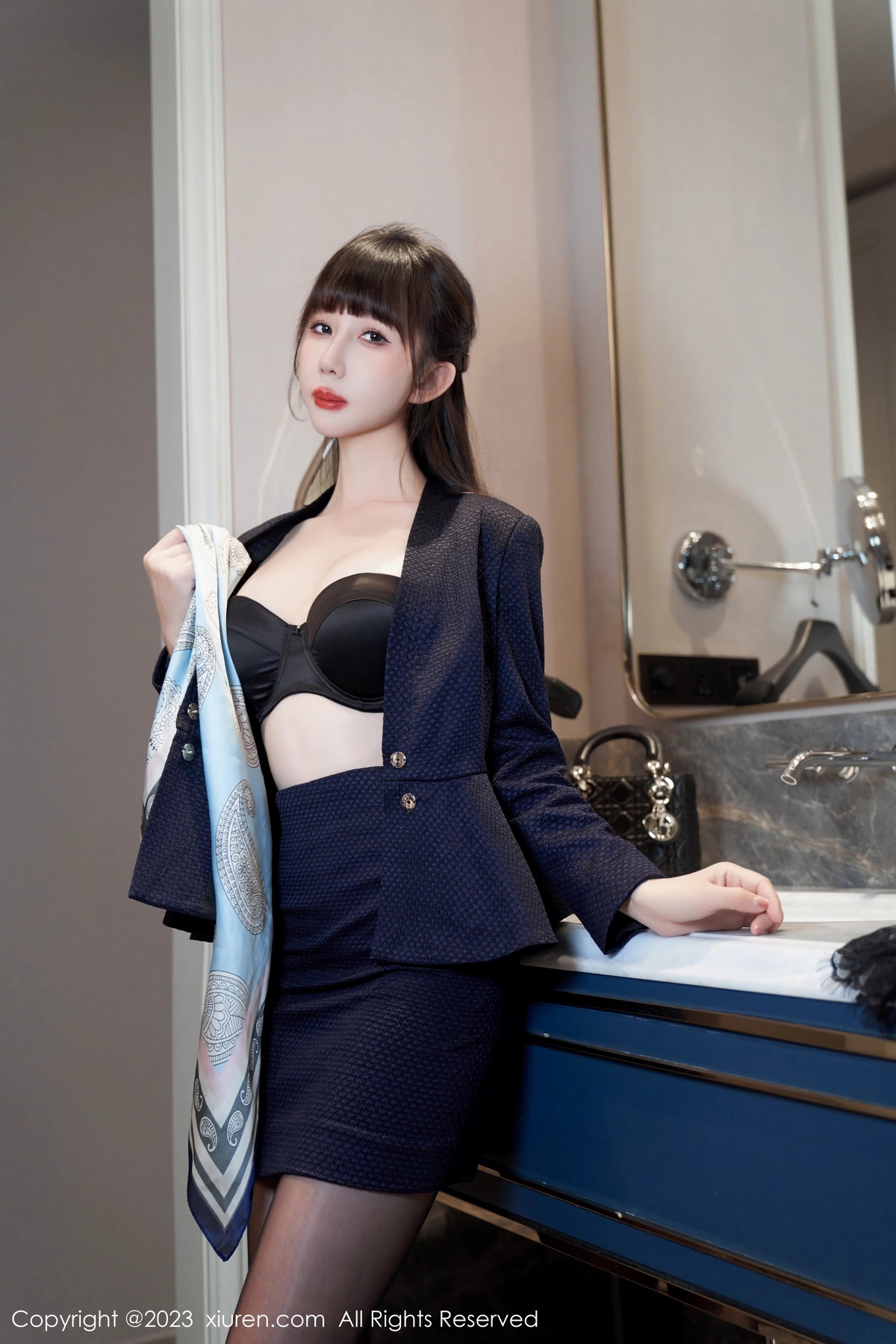 [XiuRen]高清写真图 2023.08.08 No.7198 波巧酱 黑丝美腿