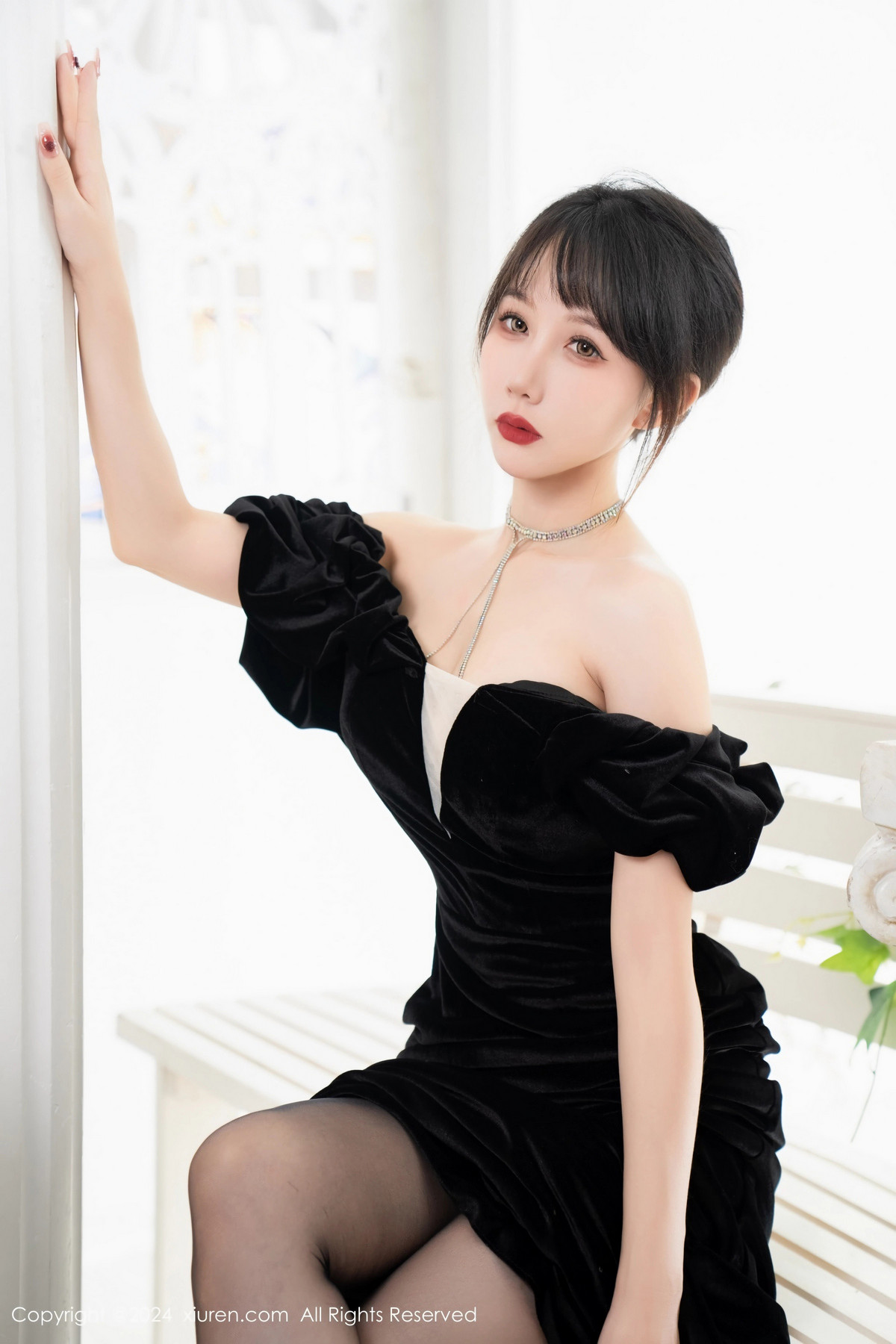[XiuRen]高清写真图 2024.02.05 No.8070 波巧酱 黑丝美腿